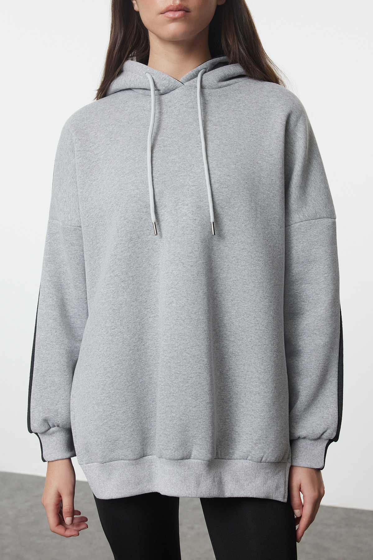 Trendyolmilla  Antrasit Pamuklu Renk Bloklu Geniş Kalıp İçi Polarlı Örme Spor Sweatshirt TWOSS22SW0074 - Görsel 3