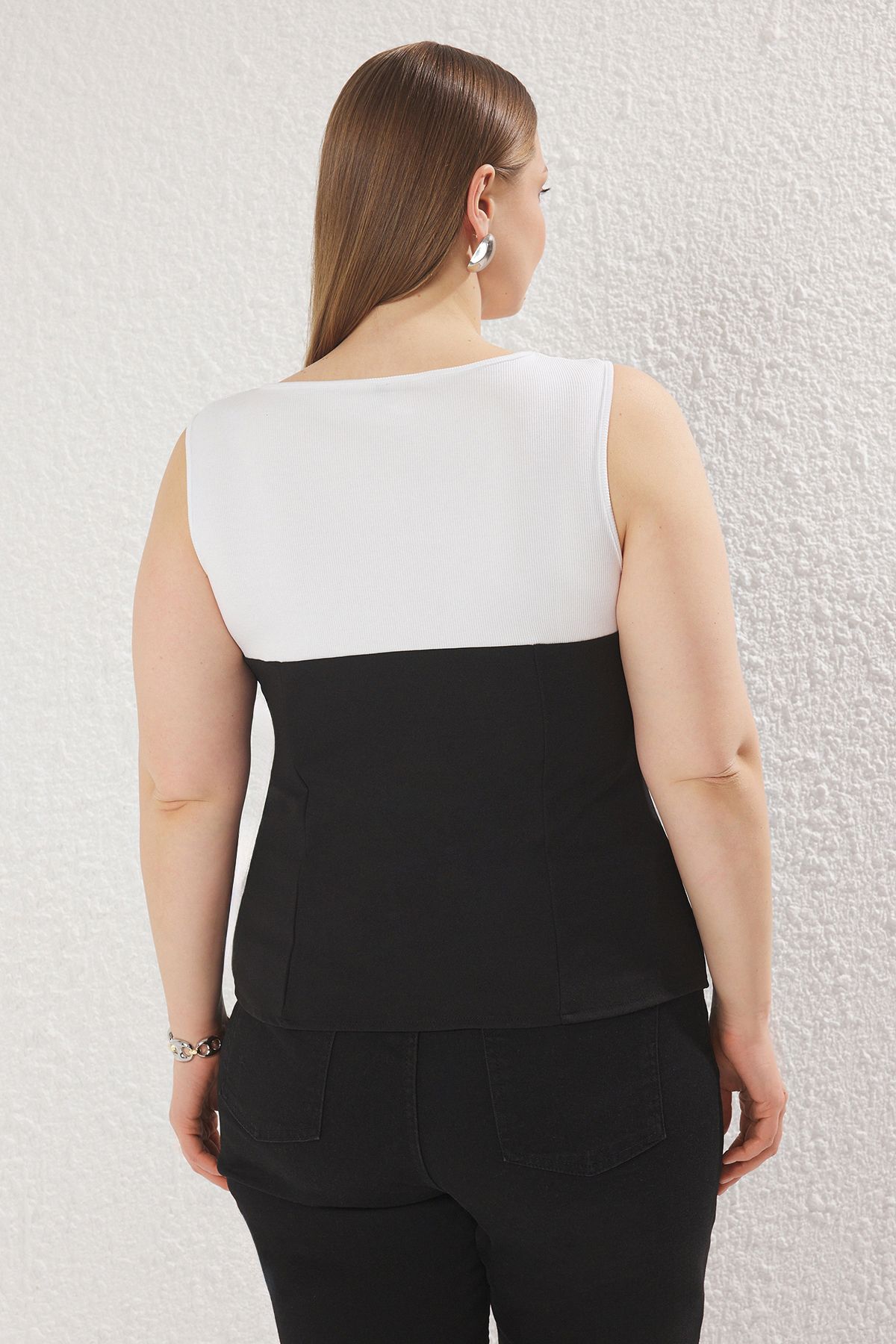 Trendyol Curve-Schwarz-weißes Camisole mit detailliertem, ärmellosem, geknöpftem, gestricktem Plus-Size-Weste und Bluse TBBSS25BH00020 4