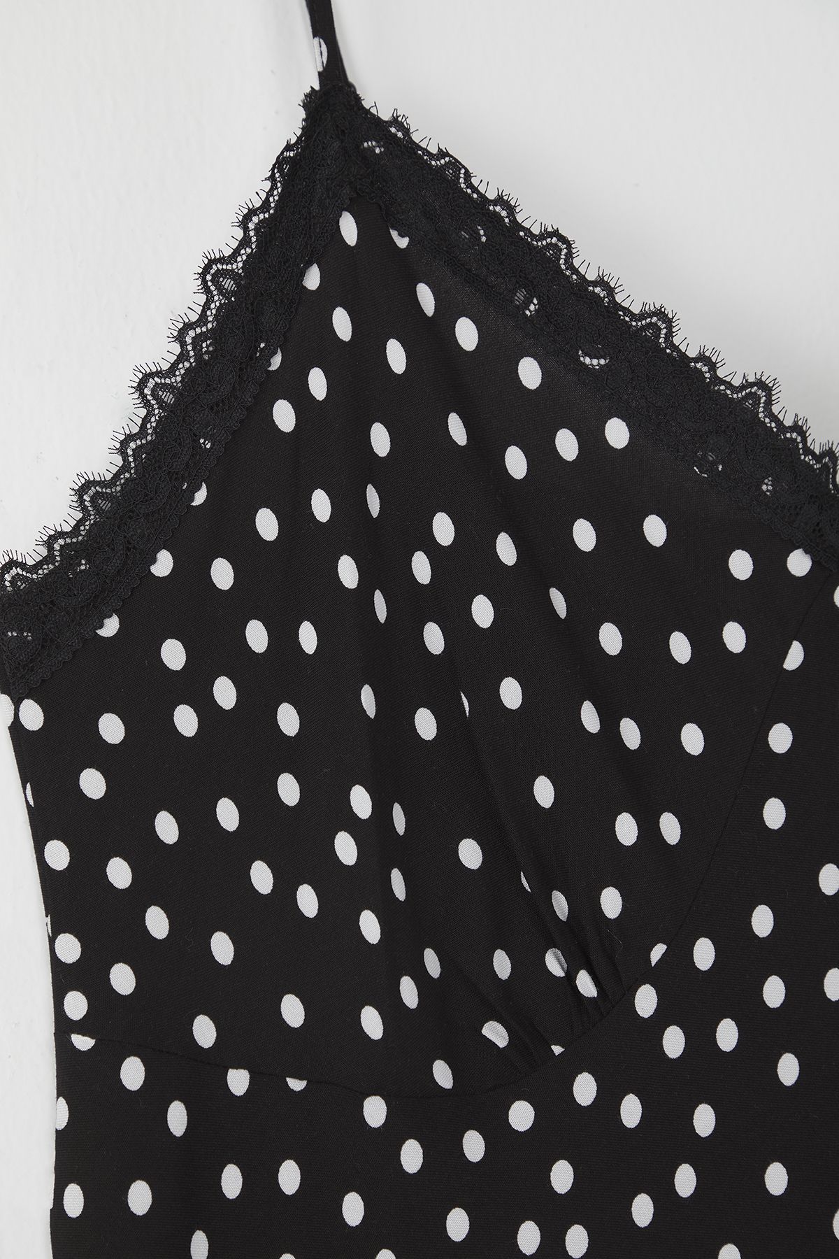 Trendyol Curve-Schwarzes, gepunktetes, gewebtes Spitzen-Nachthemd aus Viskose TBBSS25CH00011 5
