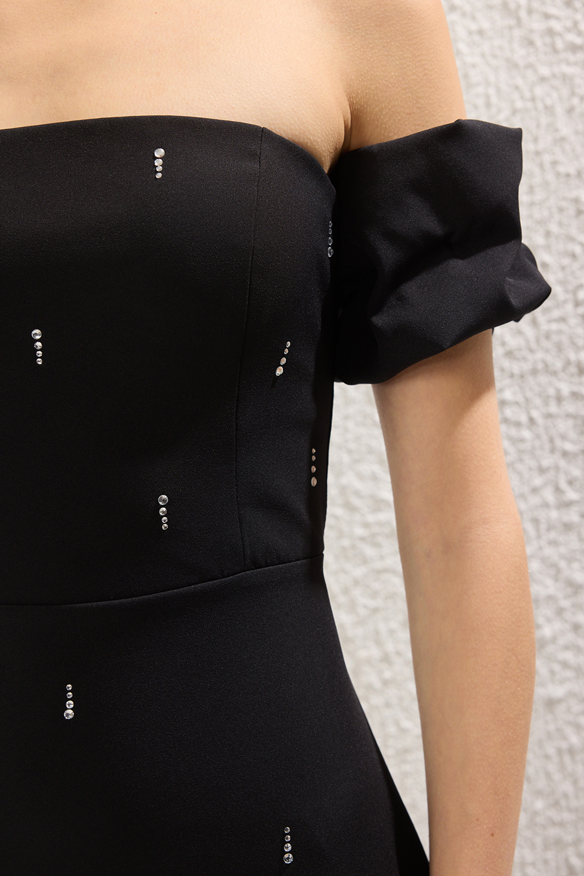 Trendyolmilla  Siyah Carmen Yaka Taş Baskı Detaylı Dokuma Midi Şık Abiye Gece Mezuiyet Elbisesi TPRSS25EL00243 - Görsel 3