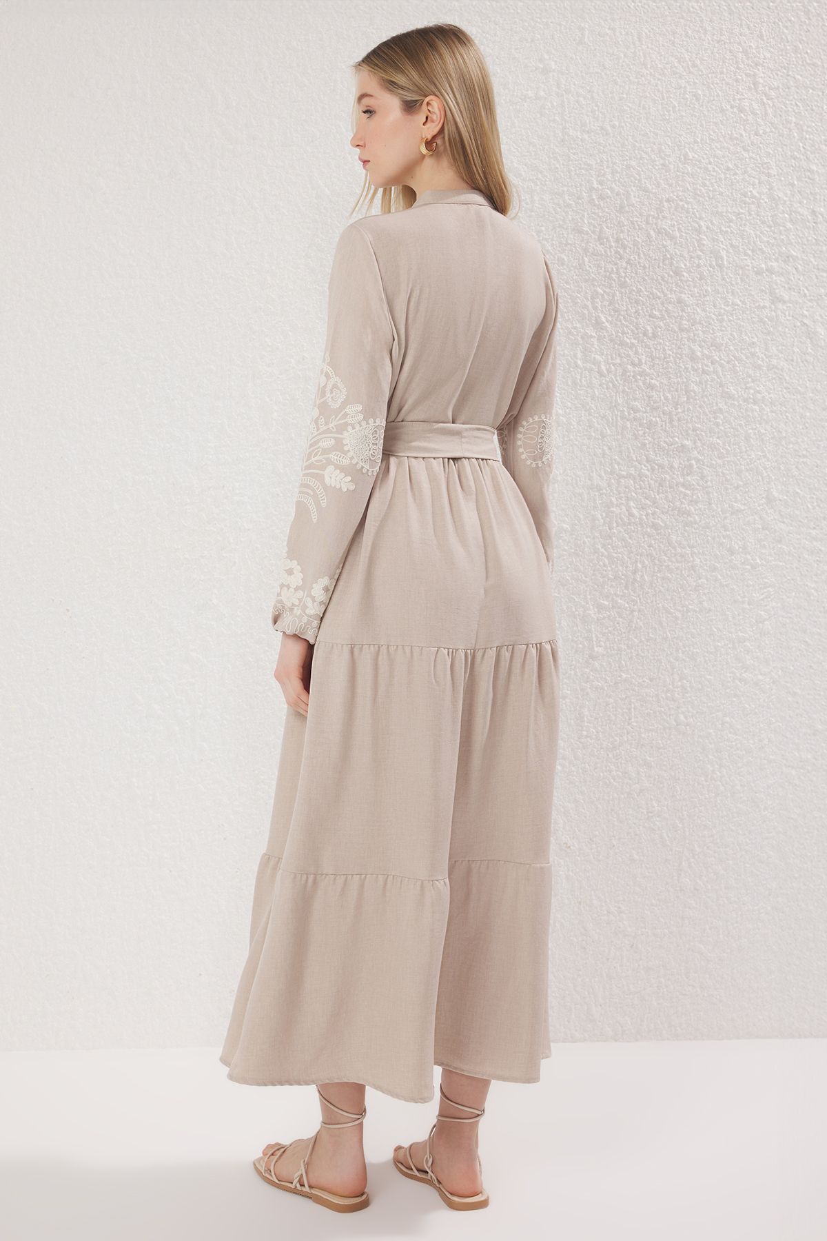 Trendyol Modest-Gewebtes Kleid in Stone-Leinen-Optik mit Stickerei-Detail am Ärmel TCTSS25EB00116 4