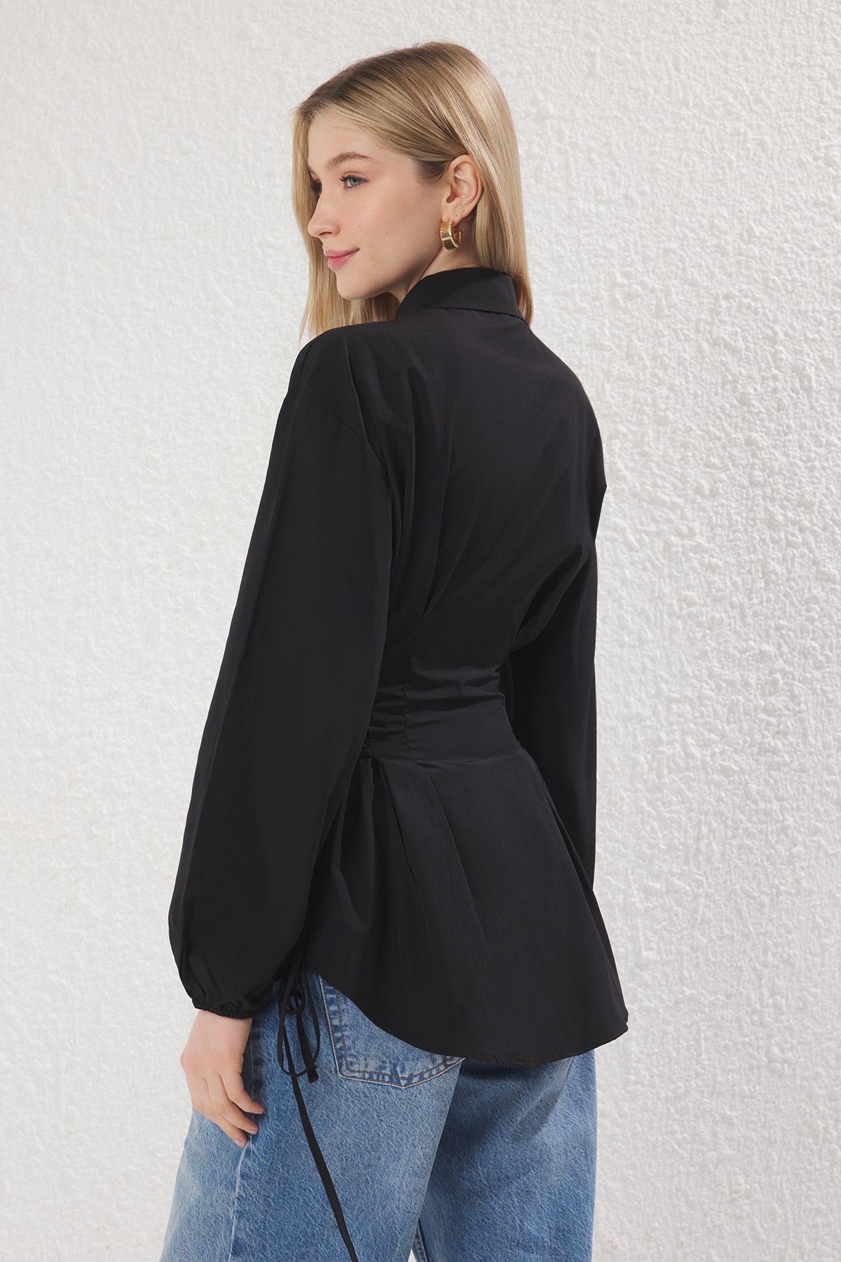 Trendyol Modest-Černá tkaná košile s detailem kravaty v pase TCTSS25TG00003 4
