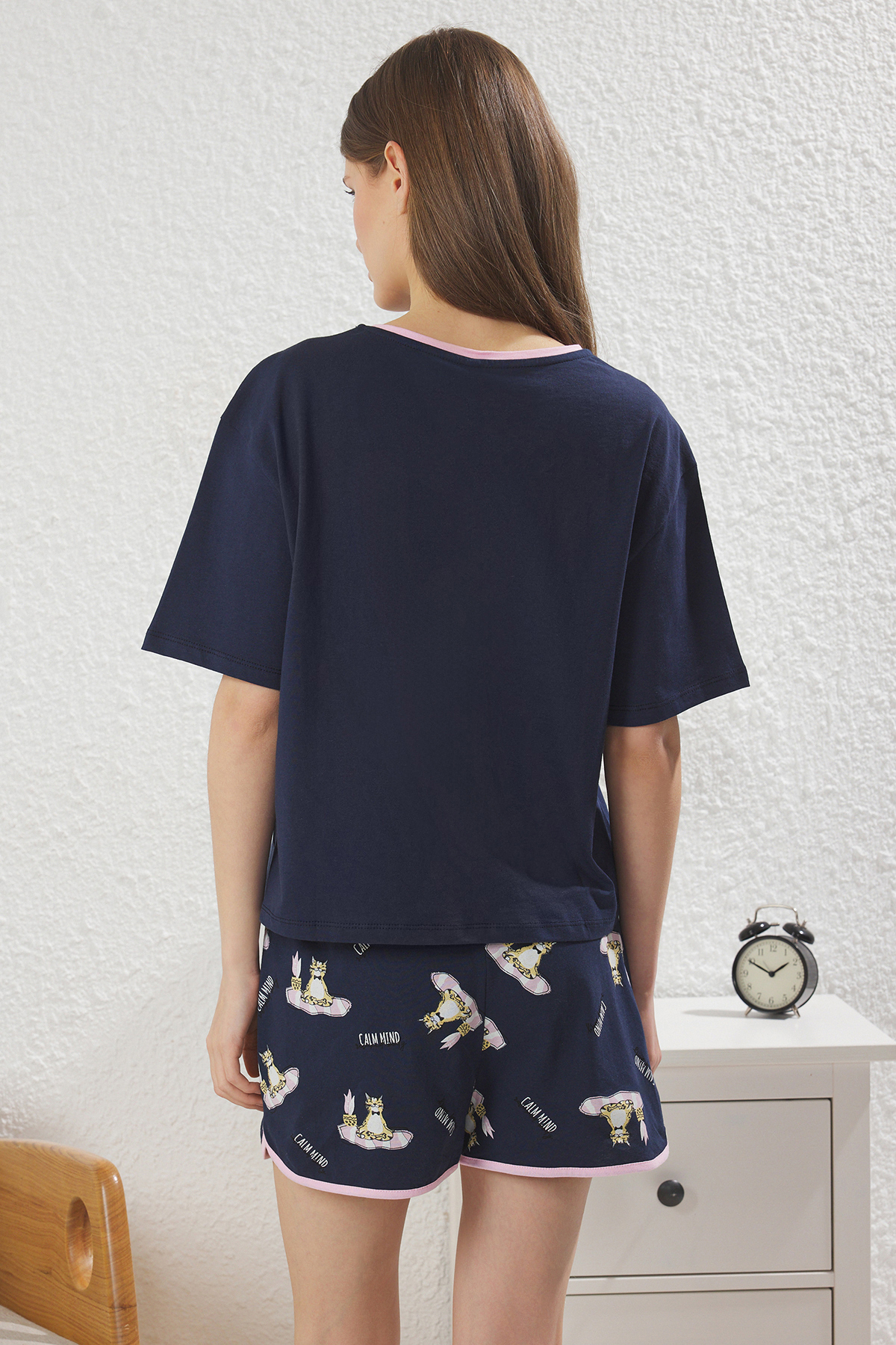 Trendyolmilla  Kadın Couple/Çift Lacivert %100 Pamuklu Kedili Sloganlı Şortlu Örme Pijama Takımı THMSS25PT00345 - Görsel 5