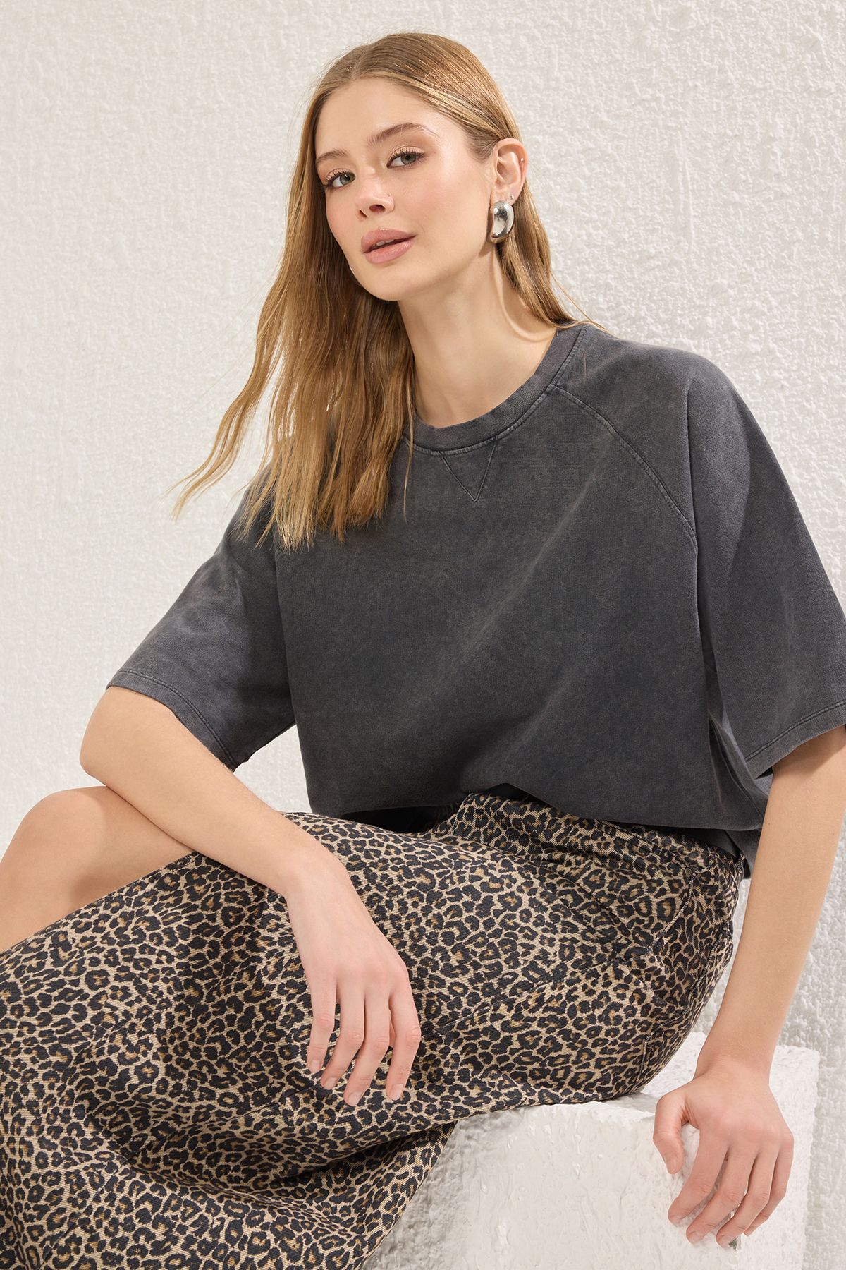 Trendyol Collection Antracytowa Sprana Luźna Krótka Koszulka Dzianinowa Twoss25ts00017 Kobieta - M