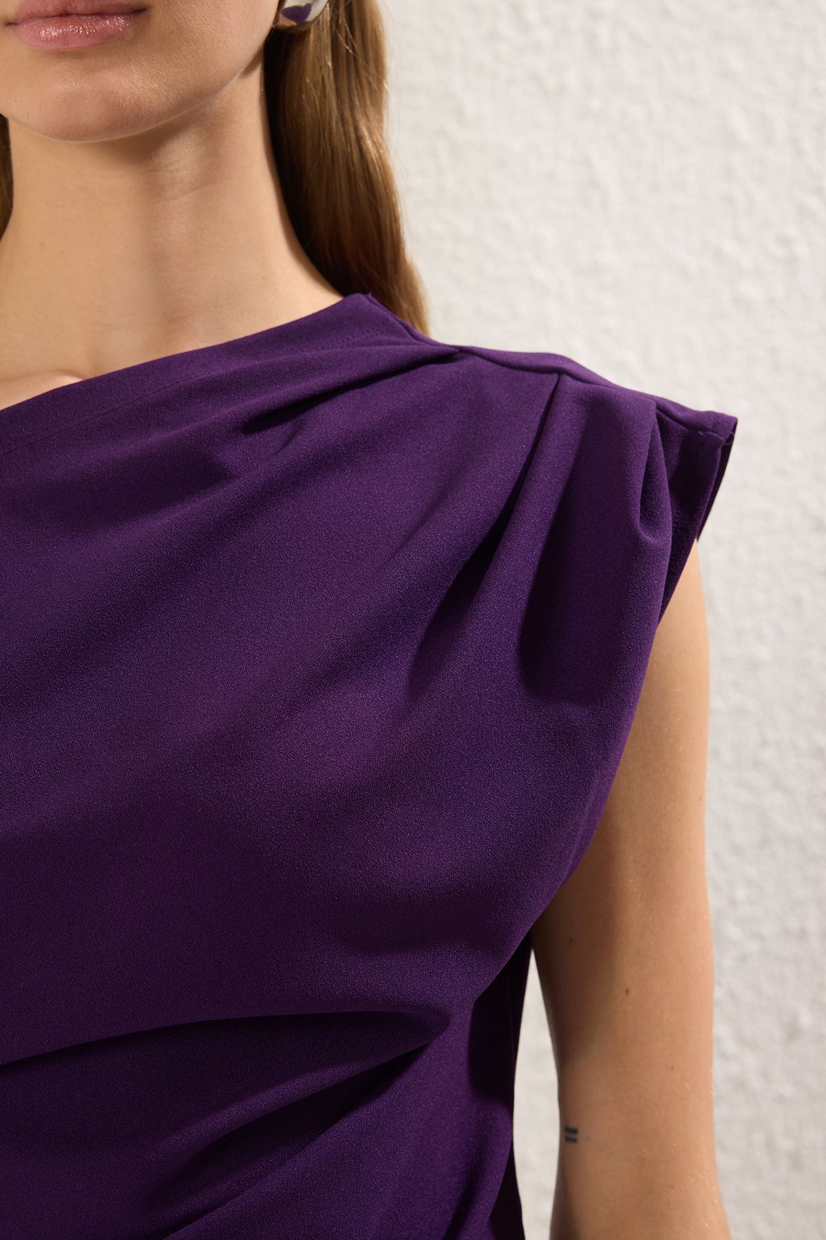 Trendyol Collection-Bluză tricotată violet cu decolteu asimetric și detaliu drapat - TWOSS25BZ00024 3