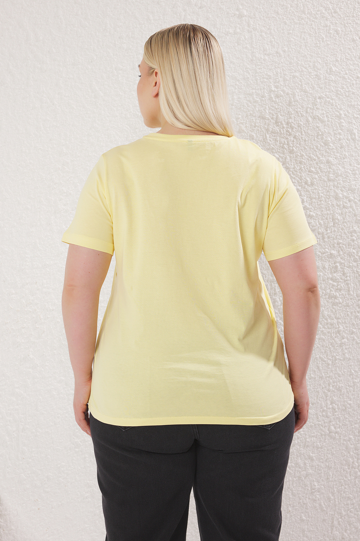 Trendyol Curve-Żółta haftowana koszulka z dzianiny Basic Fit Plus Size - Tbbss25Bf00058 4