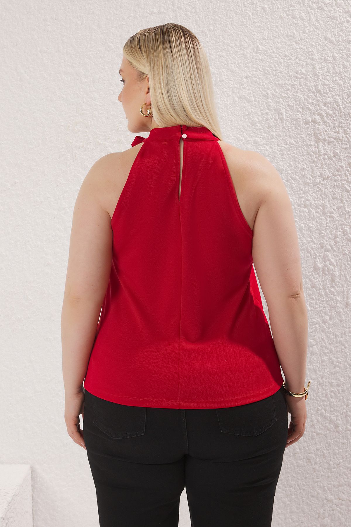 Trendyol Curve-Rote Neckholder-Strickbluse mit Schnürdetail in Übergröße TBBSS25AF00007 4
