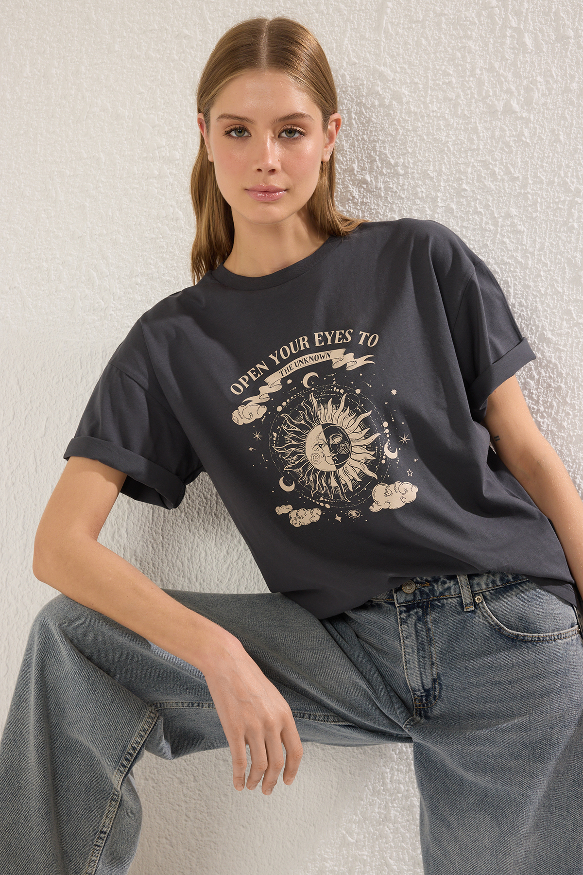 Trendyolmilla  Antrasit %100 Pamuk Oversize/Geniş Kalıp Baskılı Örme T-Shirt TWOSS25TS00148 - Görsel 3