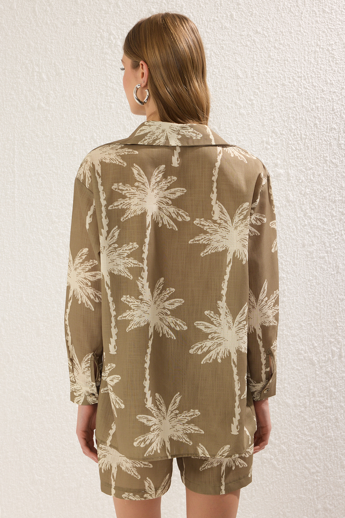 Trendyolmilla  Haki Keten Görünümlü Oversize Gömlek ve Şort Dokuma Alt-Üst Takım TWOSS25AU00095 - Görsel 5