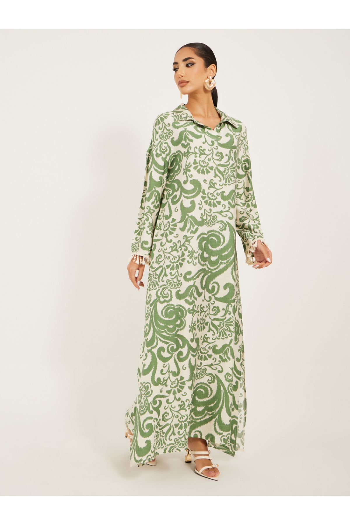 Styli-printed soft fabric jalabiya in collar style w/ tassel and shell trim at sleeve hem 2