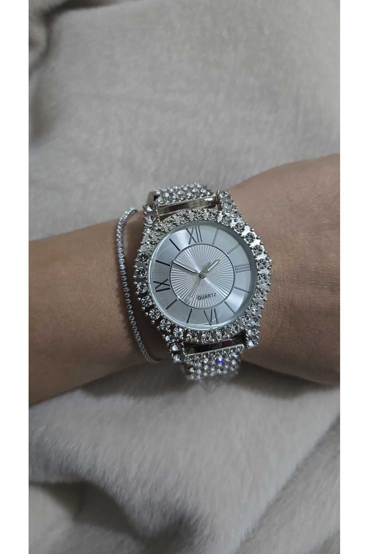 naaksesuar-Oval Design Women's Watch with Stones 1