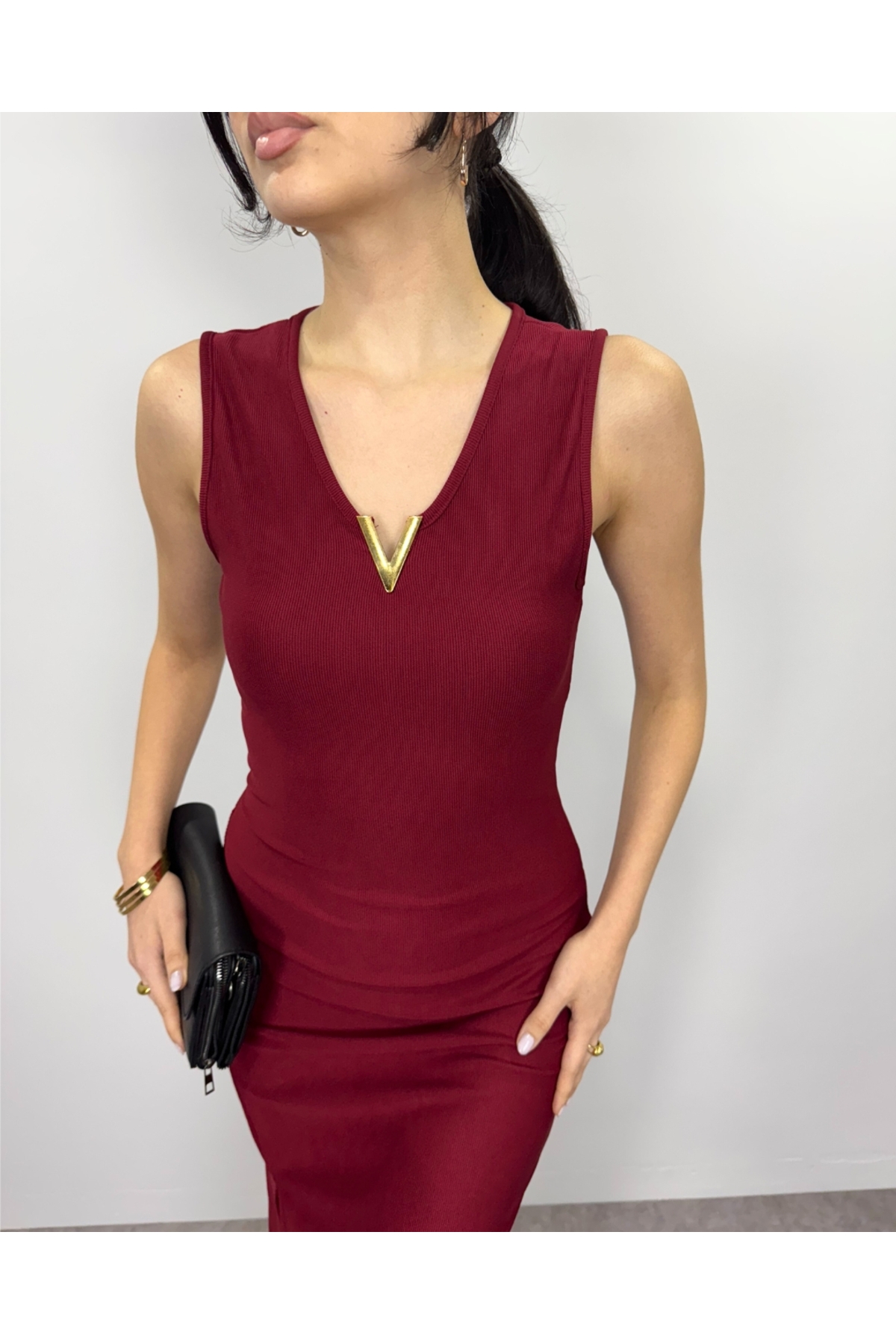 Bordo Sıfır Kol V Aksesuarlı Yırtmaçlı Midi Boy Elbise