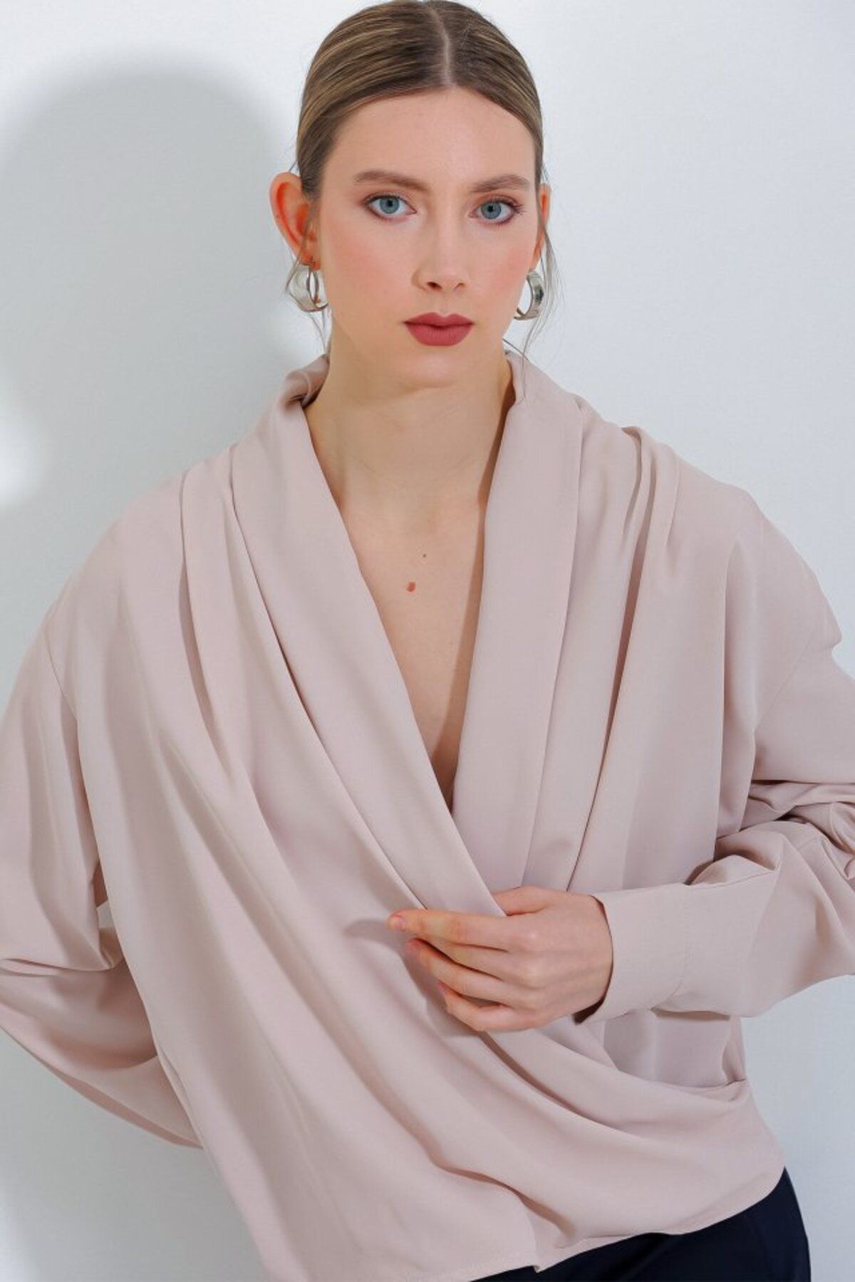 moda wanilia Krem Kruvaze Yaka Dökümlü Saten Bluz 0492