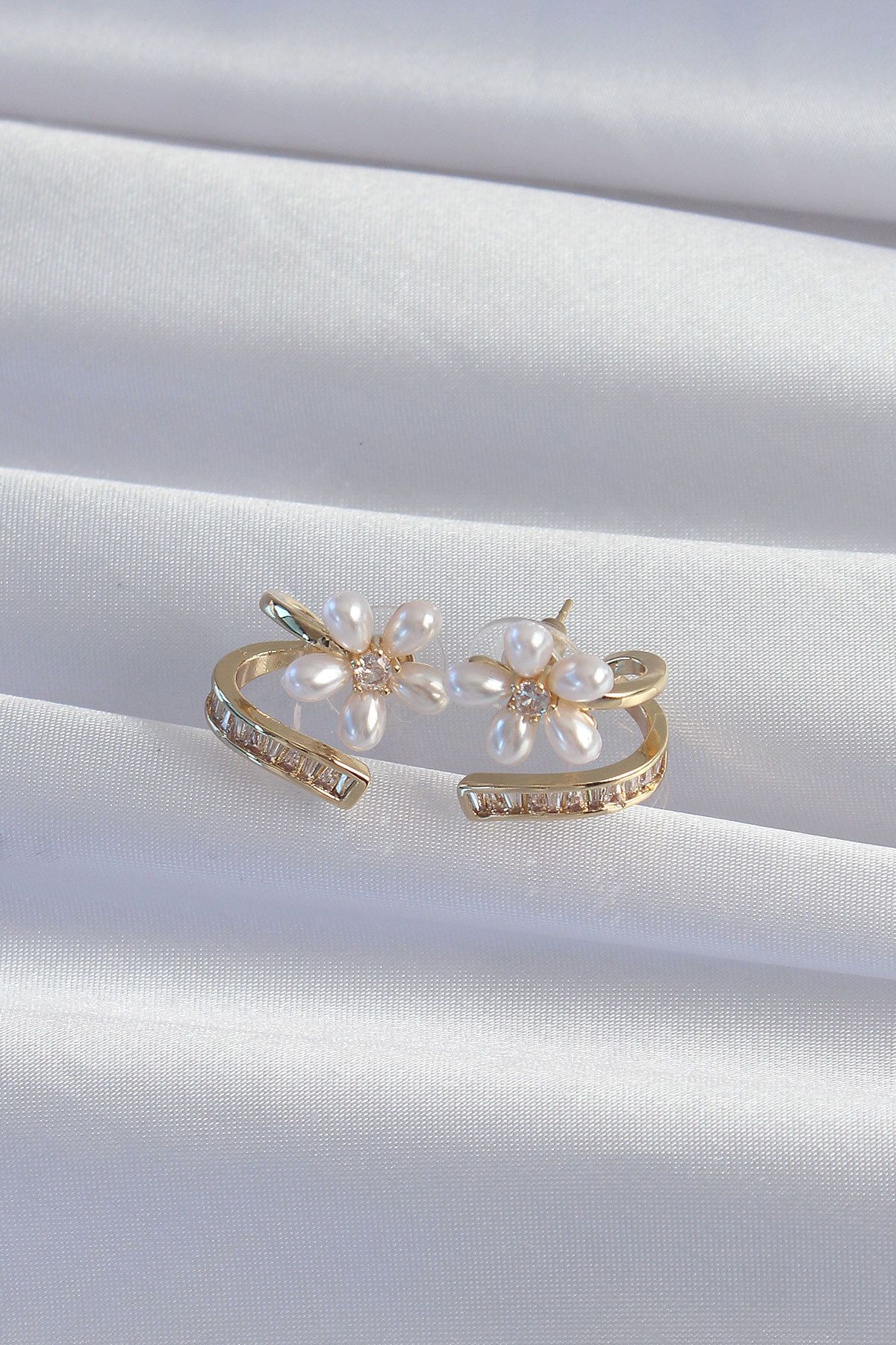 Skygo-Brass Gold Color Zircon Cubic Zirconia Crimped Pearl Flower Earrings - Tj-Bkp9277 2