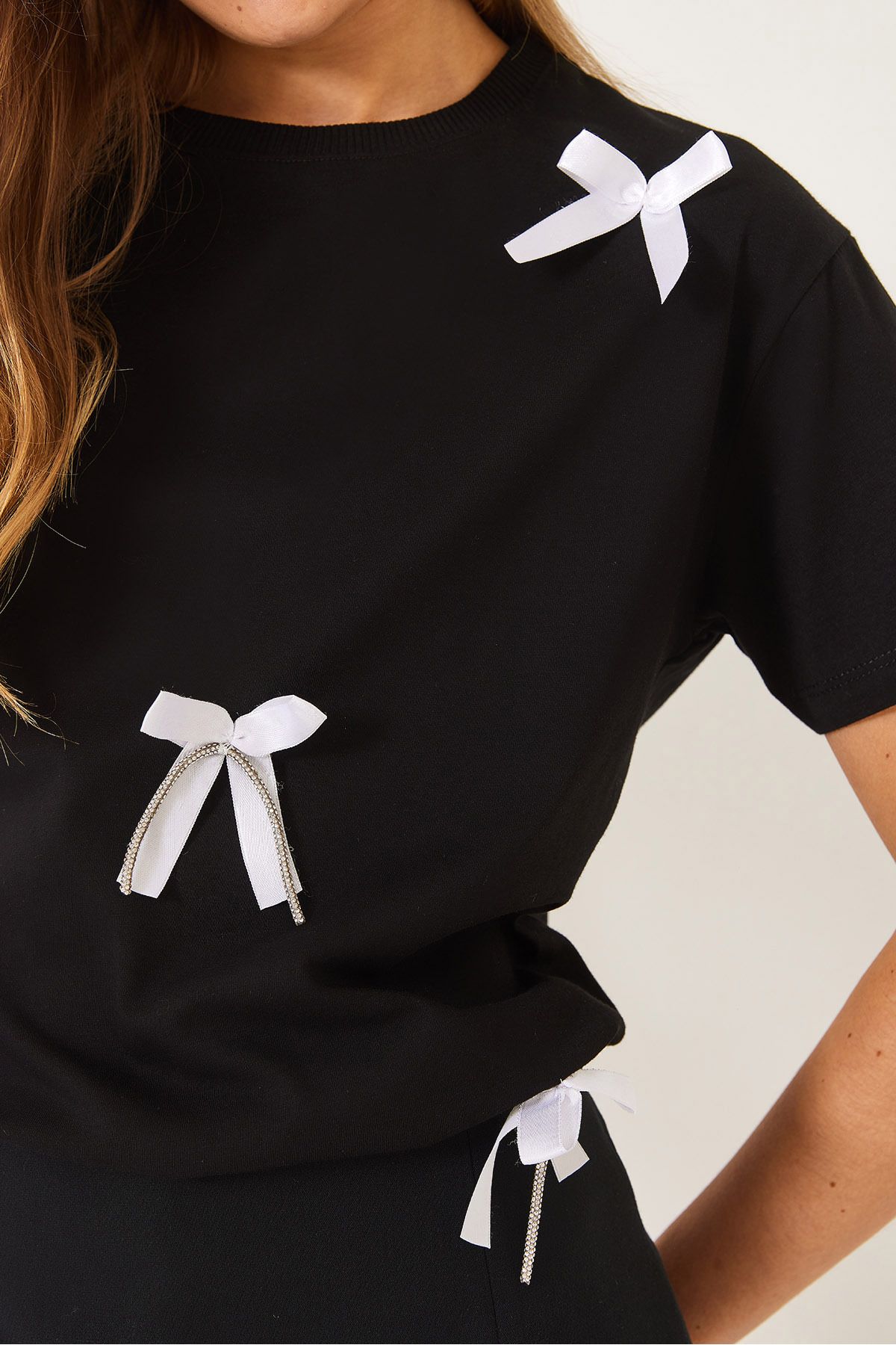 Bianco Lucci-Damen-T-Shirt mit Satinband-Accessoires und Steindetails 60602011 7