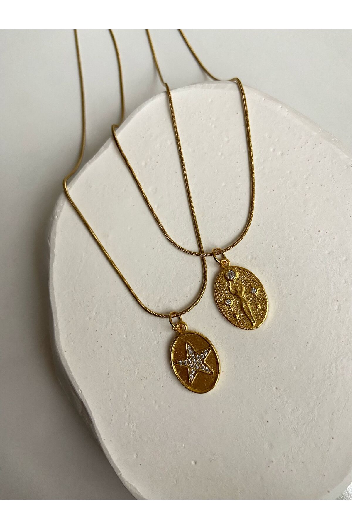 Taşlı Kadın Figür Charm Yılan Zincir Altın Kaplama Gold Kadın Kolye (45 cm) – Sevgililer Günü Özel - Detay Görseli 3