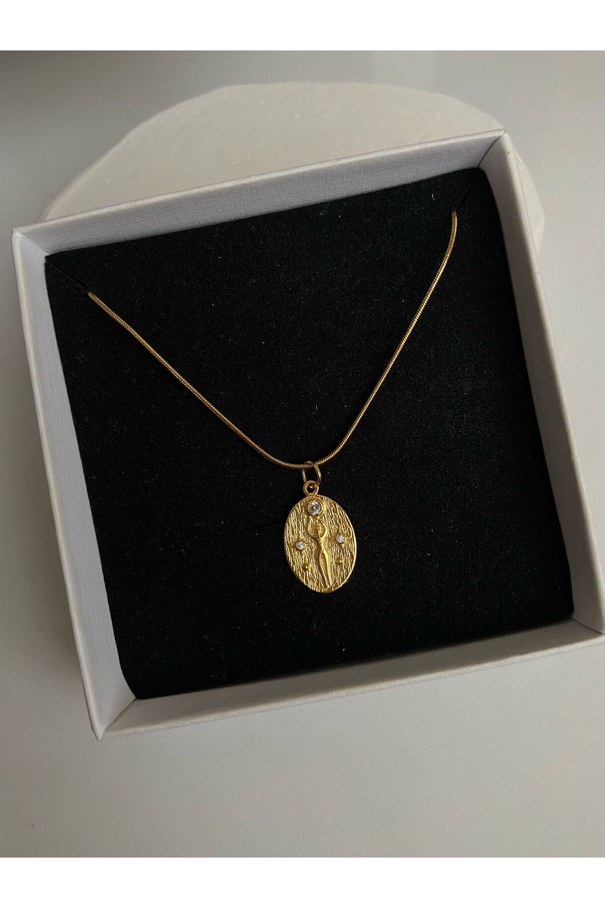 Taşlı Kadın Figür Charm Yılan Zincir Altın Kaplama Gold Kadın Kolye (45 cm) – Sevgililer Günü Özel - Detay Görseli 4