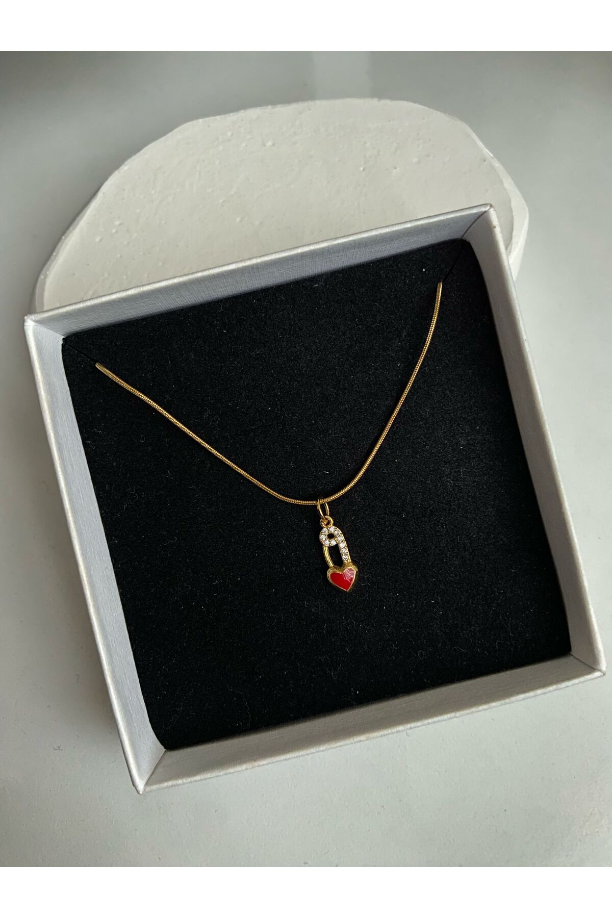 Kırmızı Kalp Taşlı Çengelli Kilit Yılan Zincir 45 Cm Altın Kaplama Gold  Kolye - Detay Görseli 2