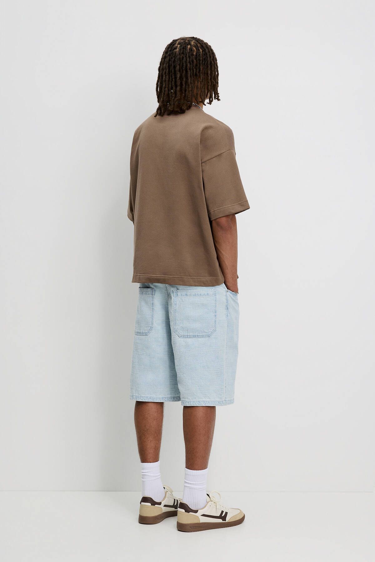 تی شرت چند رنگ مردانه یک پیراهن آستین کوتاه با حشره دار اجاره کنید Pull Bear Pull & Bear