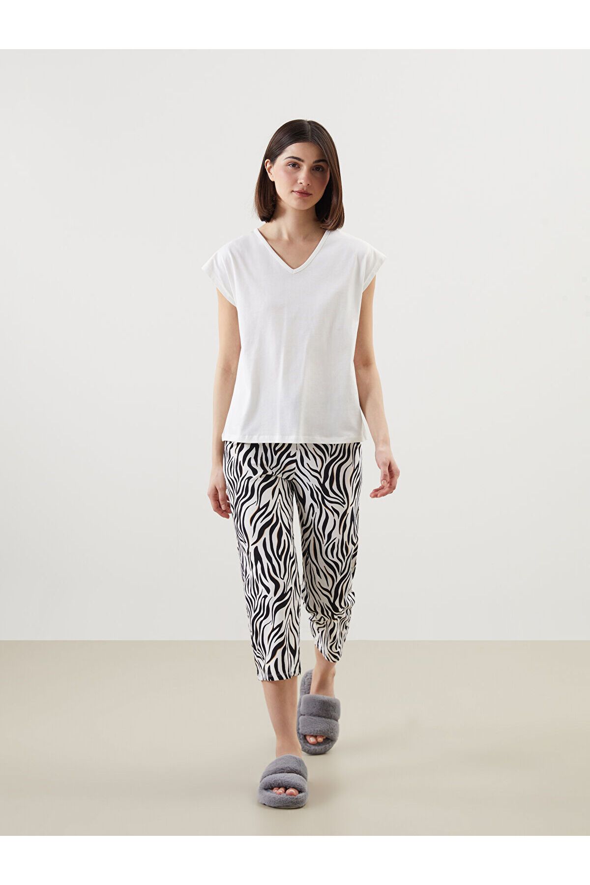 LC Waikiki V Yaka Desenli Kadın Kaprili Pijama Takımı