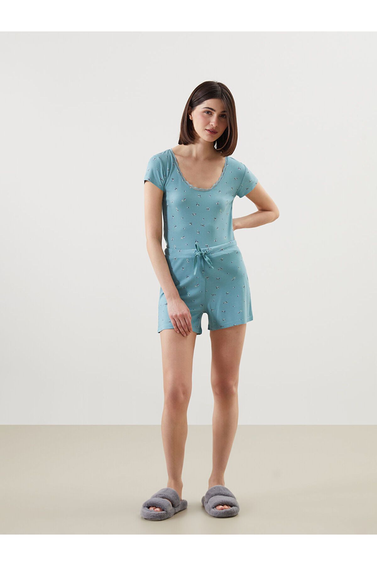 LC Waikiki U Yaka Çiçekli Kadın Şortlu Pijama Takım
