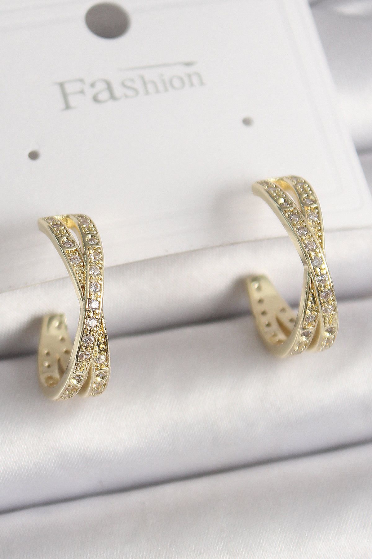 LovelymCo Pirinç Gold Renk Zirkon Taşlı Sarmal Halka Model Kadın Küpe - Lisinya
