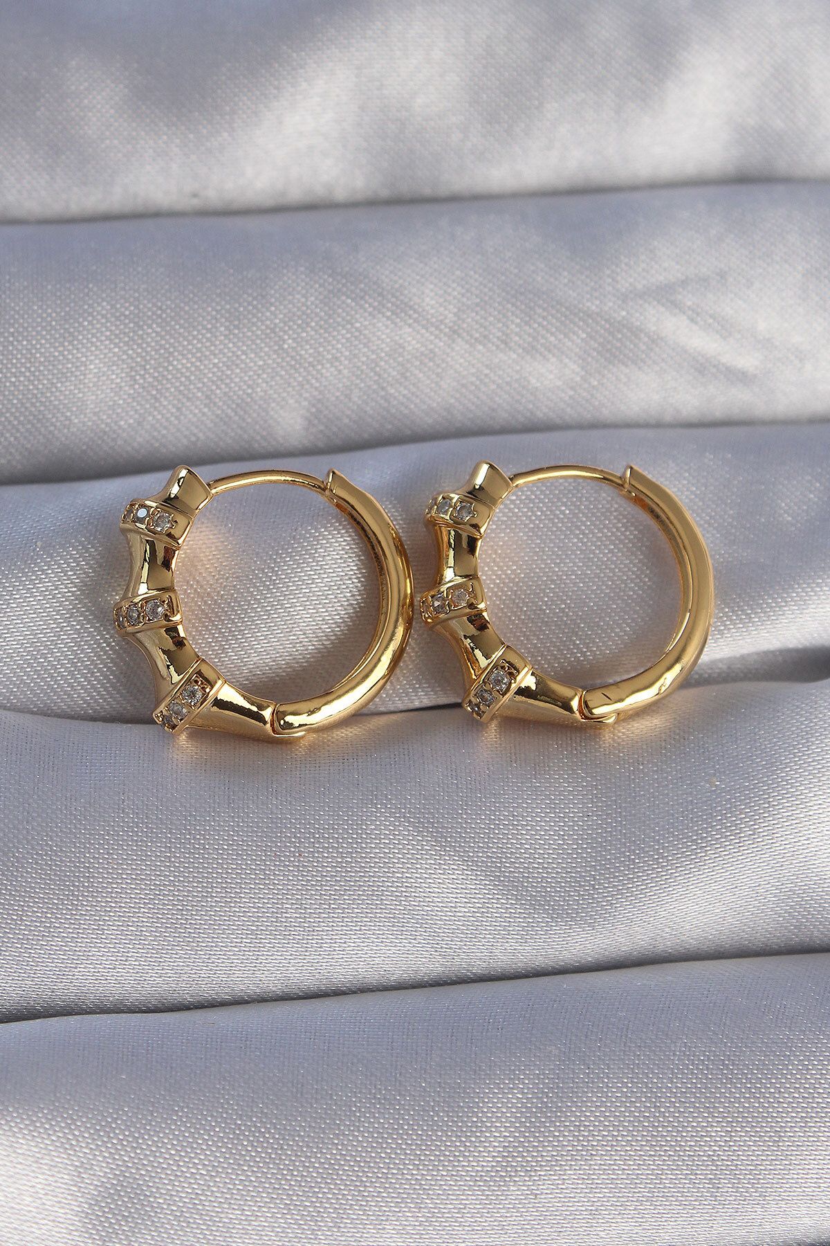 LovelymCo Pirinç Gold Renk Kabartmalı Zirkon Taşlı Oval Model Küpe - Lisinya