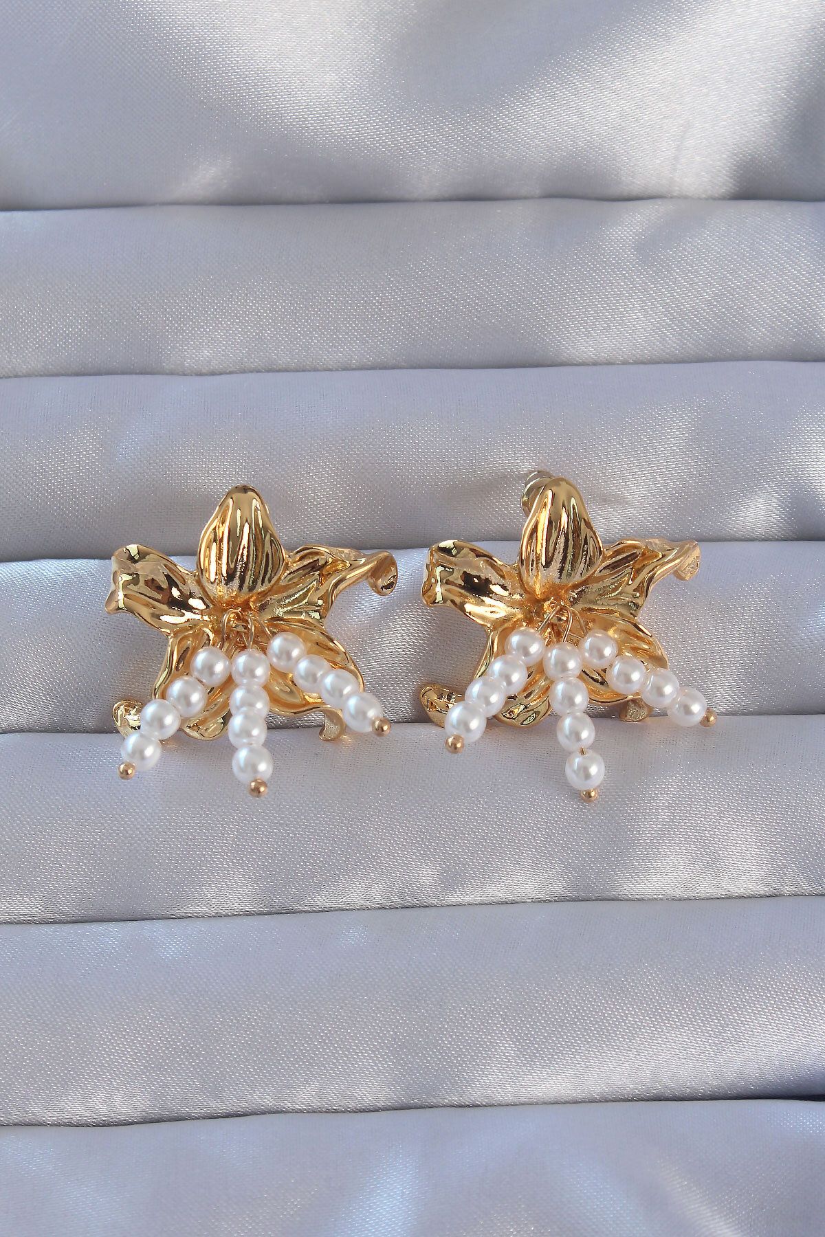LovelymCo 316l Çelik Gold Renk Inci Aksesuarlı Çiçek Model Küpe - Lisinya