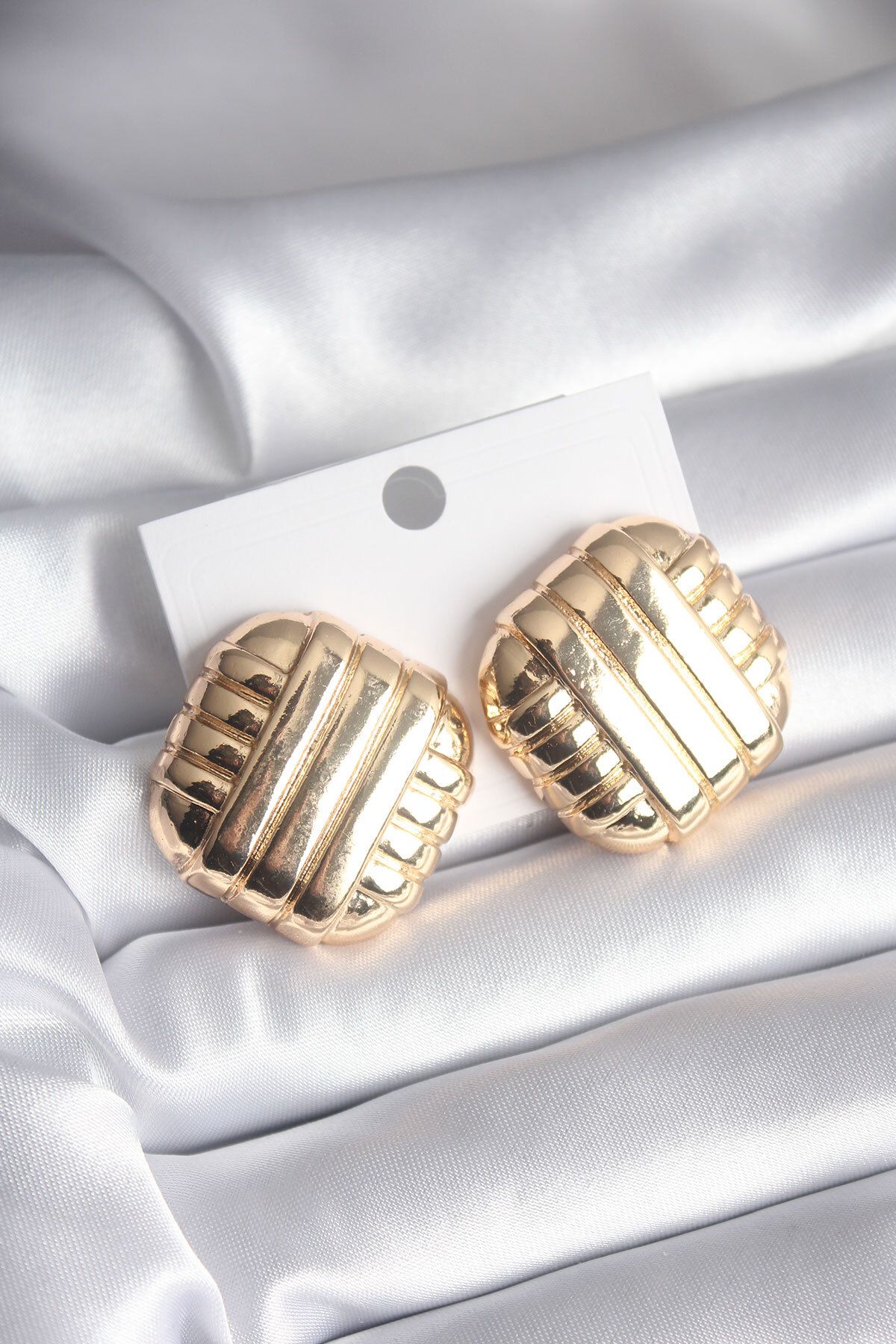 LovelymCo Pirinç Gold Renk İşleme Detay Kadın Küpe - Lisinya