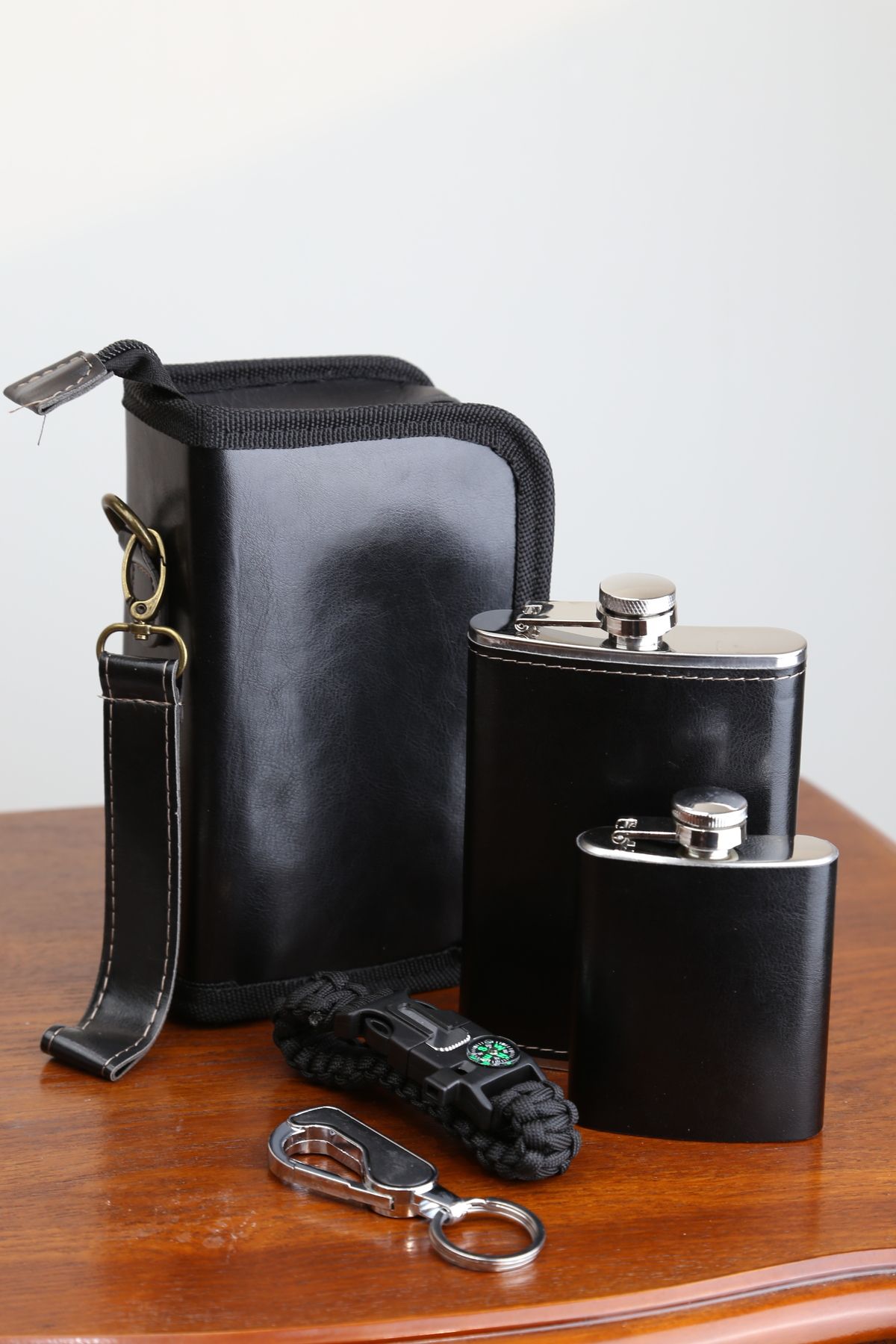 imsaconcept-Set of 2 Water Bottles with Special Leather Bag 9.oz - 4.oz 4