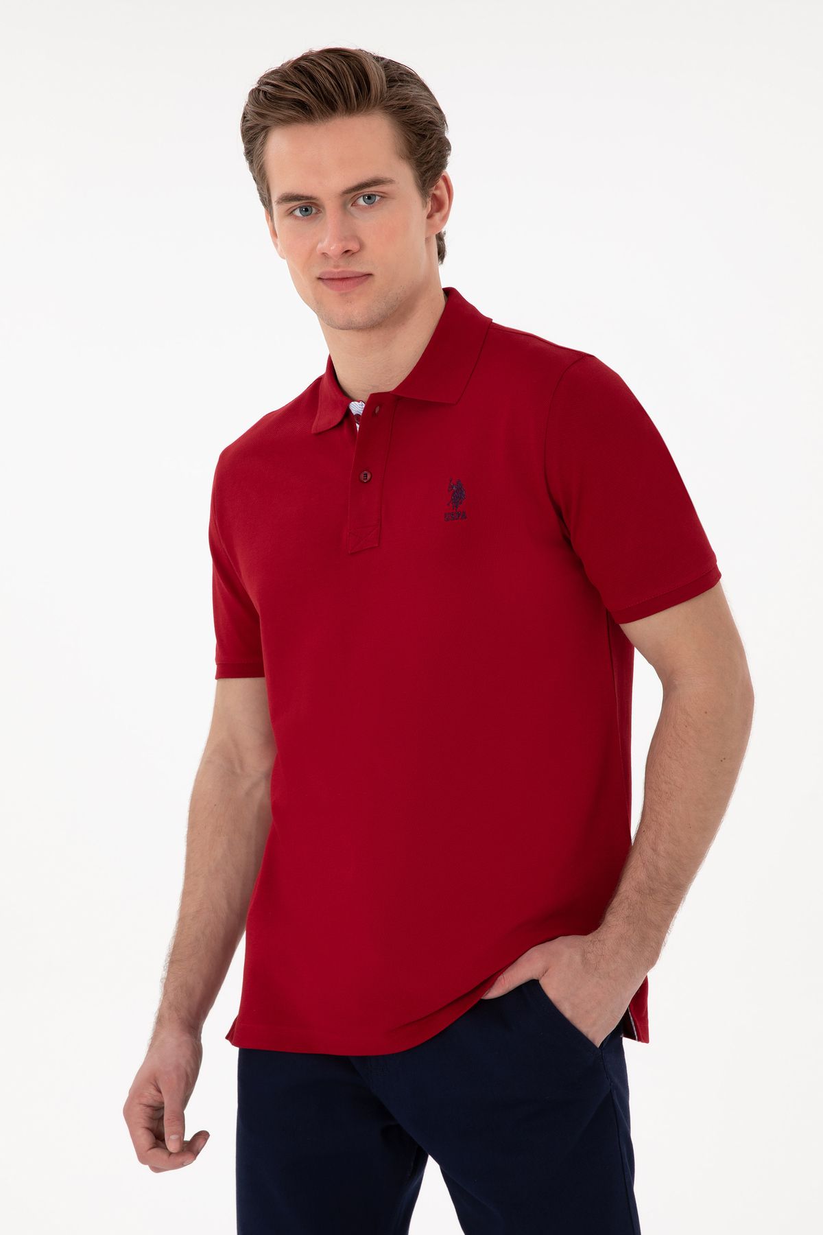U.S. Polo Assn.-تي شيرت رجالي ذو قصة عادية وياقة بولو باللون الأحمر الداكن 50298031 -vr014 1