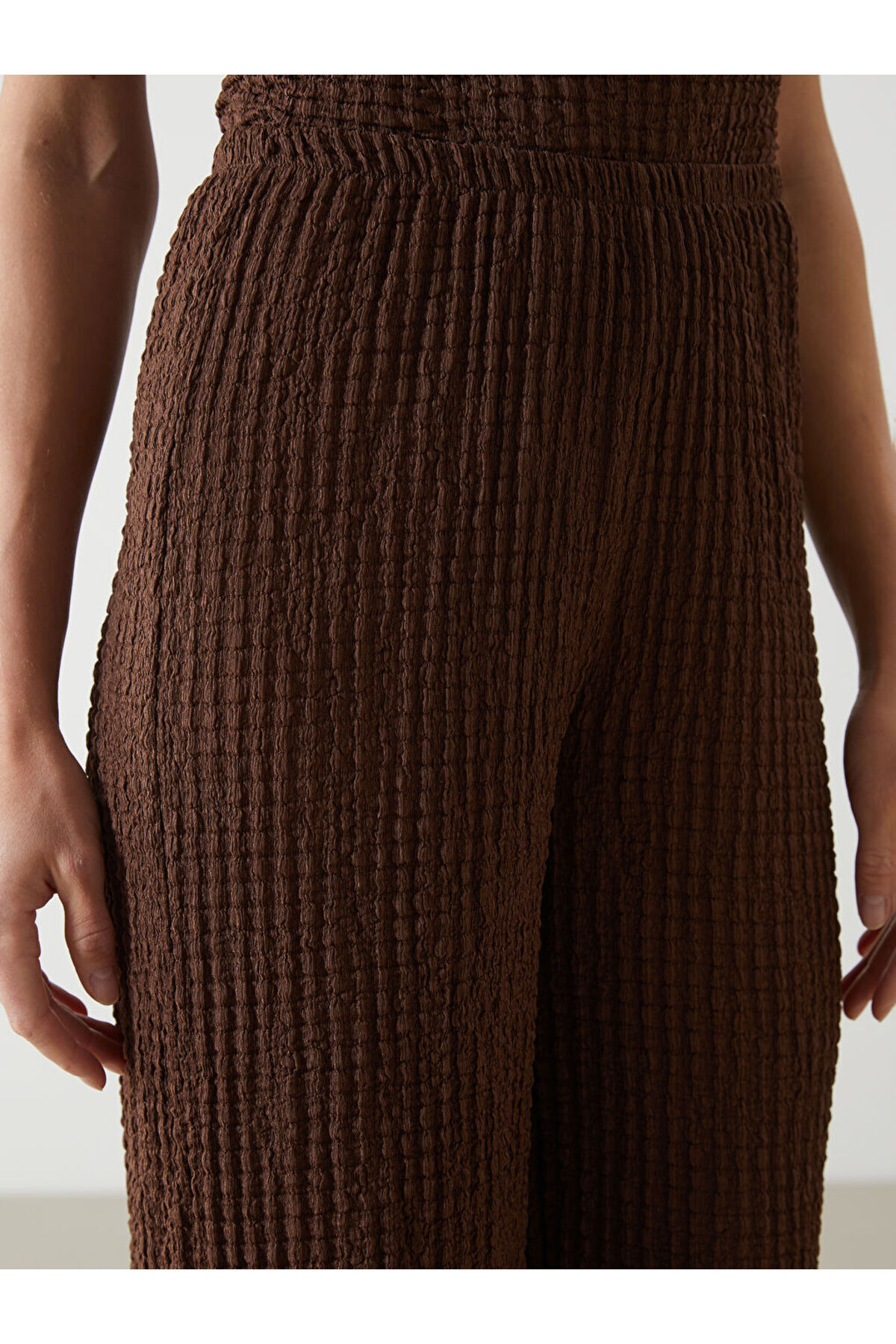 LC Waikiki-Create Your Style from Uzg Store |   Textured Women's Trousers with Elastic Waist 4