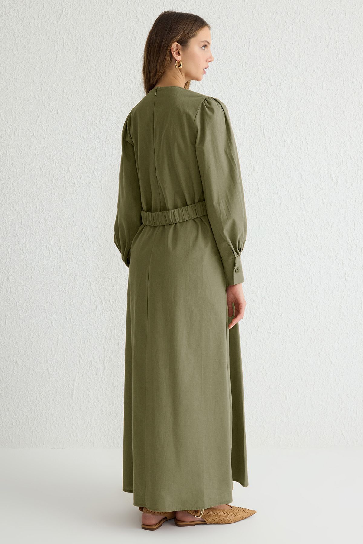 Trendyol Modest-Khakifarbenes, plissiertes, gewebtes Kleid aus 100 % Baumwolle TCTSS25EB00001 5
