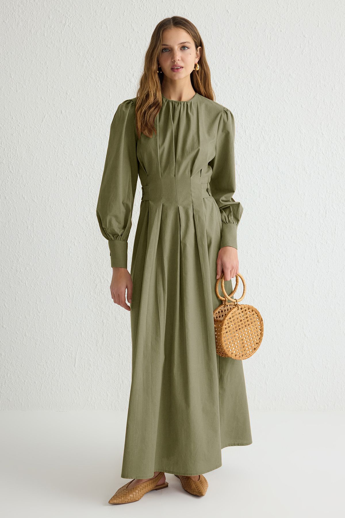 Trendyol Modest-Khakifarbenes, plissiertes, gewebtes Kleid aus 100 % Baumwolle TCTSS25EB00001 2