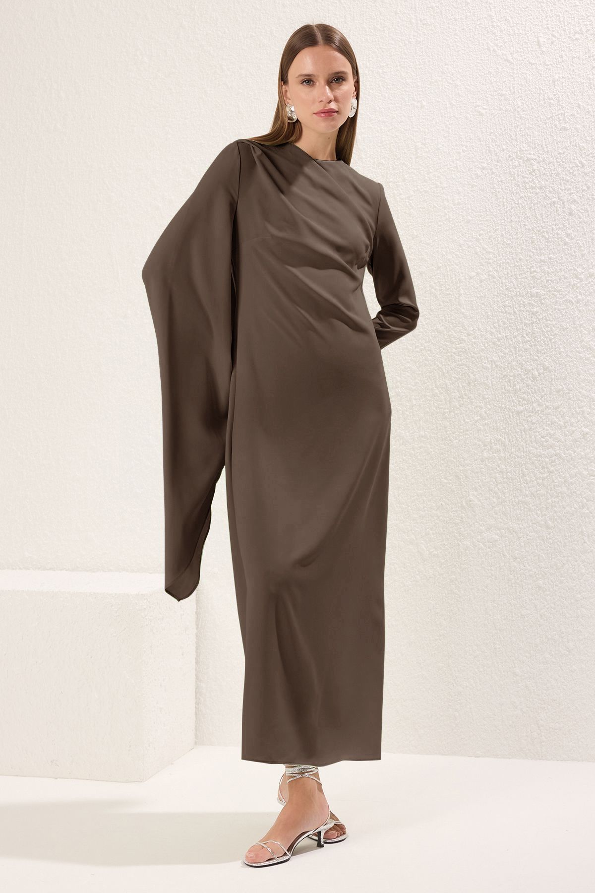 Trendyol Modest-Nerzfarbenes, detailliertes, gefüttertes Abendkleid TCTSS24DB00036 2