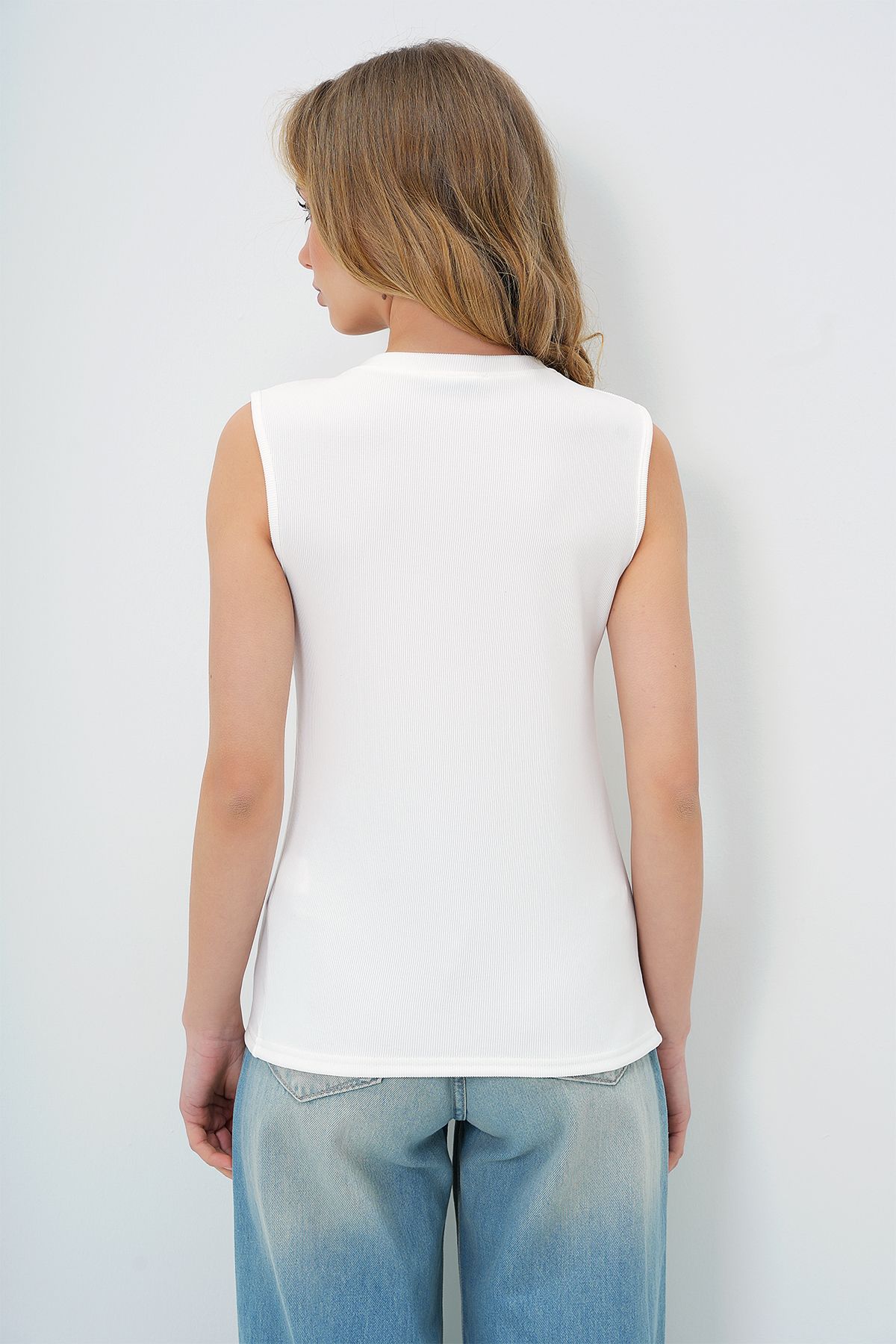 Trend Alaçatı Stili-Weiße Ottoban-Bluse mit Rundhalsausschnitt und goldenen Knöpfen für Damen ALC-X13729 5