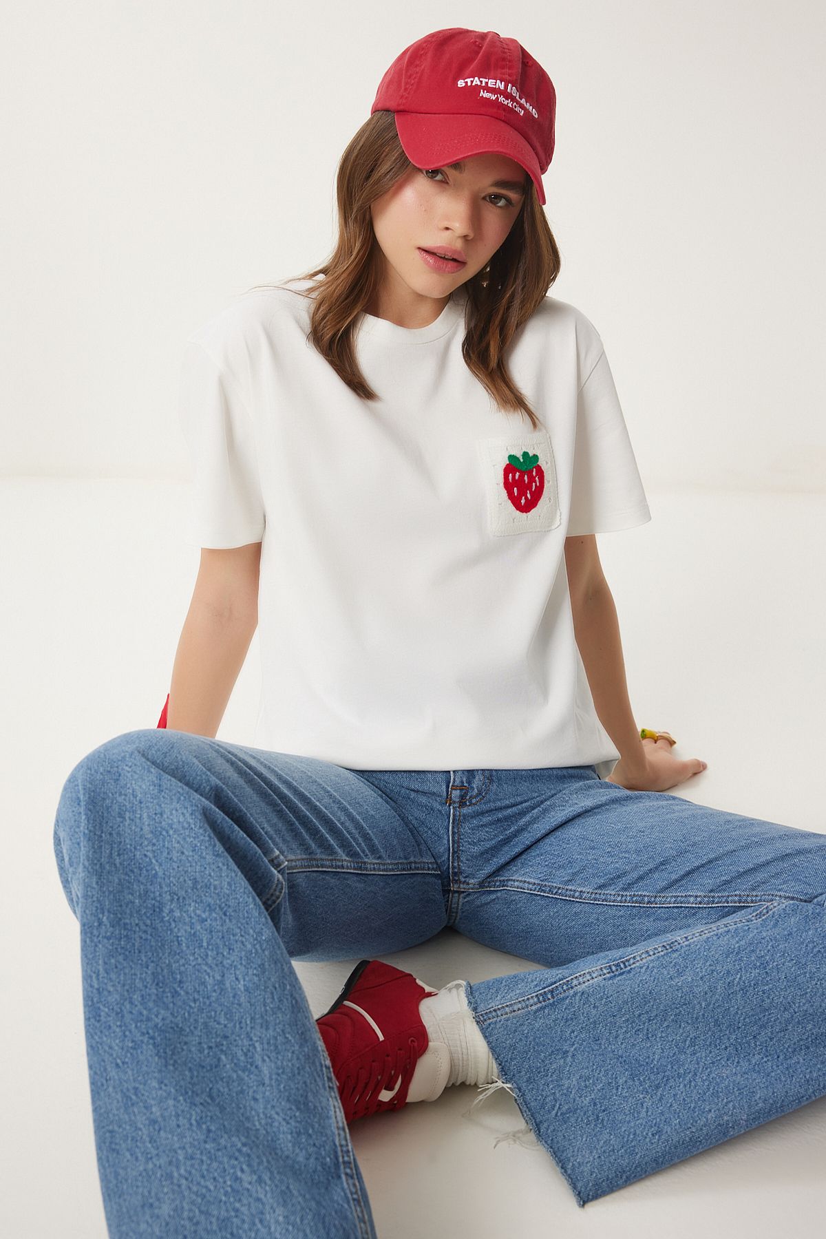 Happiness İstanbul-Damen-T-Shirt aus Baumwolle mit Taschen und Erdbeerstickerei in Ecru CR00449 4