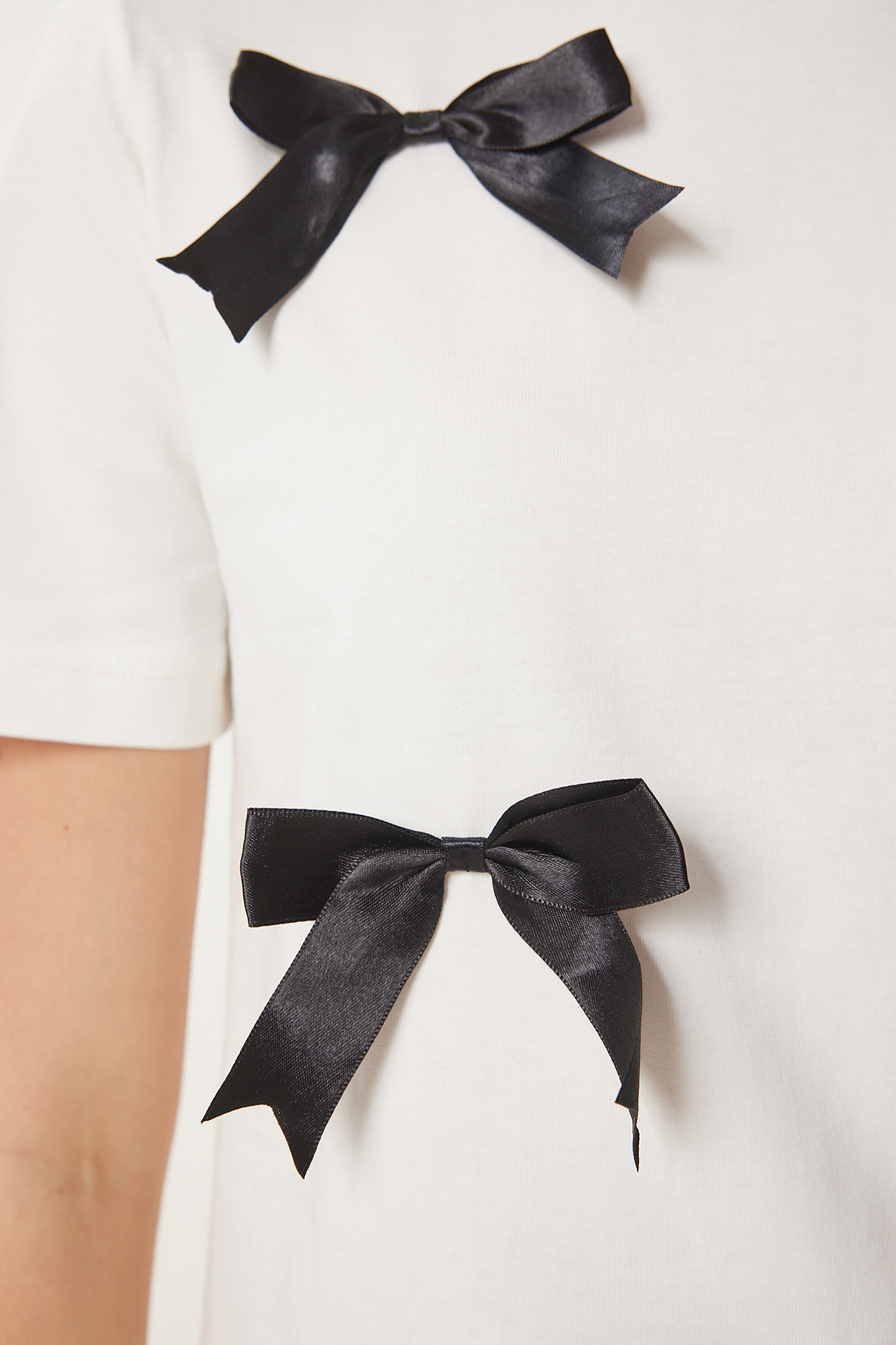 Happiness İstanbul  Kadın Ekru Fiyonklu Pamuklu Örme T-Shirt CR00453 - Görsel 4