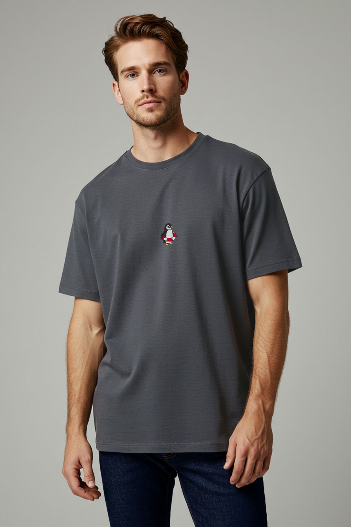 Trendyol Collection Antracytowa Pingwinowa Haftowana Bawełniana Koszulka Oversize - Tmnss23ts00243 Unisex - S