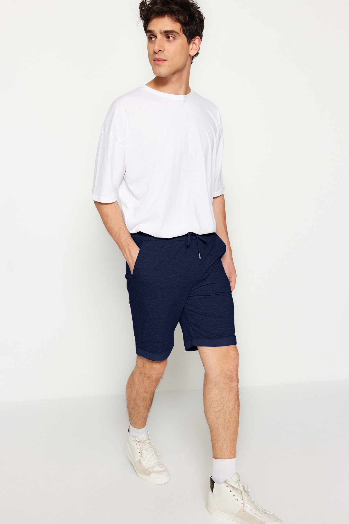 Trendyolmilla  Indigo Regular/Normal Kesim Orta Boy Lastik Belli Bağcıklı Duble Paça Şort TMNSS21SR0046 - Görsel 10