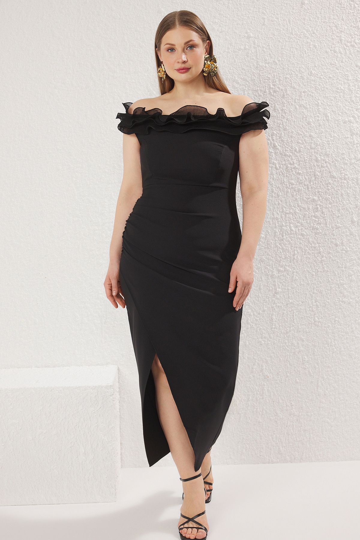 Trendyol Curve Fekete Madonna gallér fodros hasított szőtt nagy méretű ruha TBBSS25AH00142