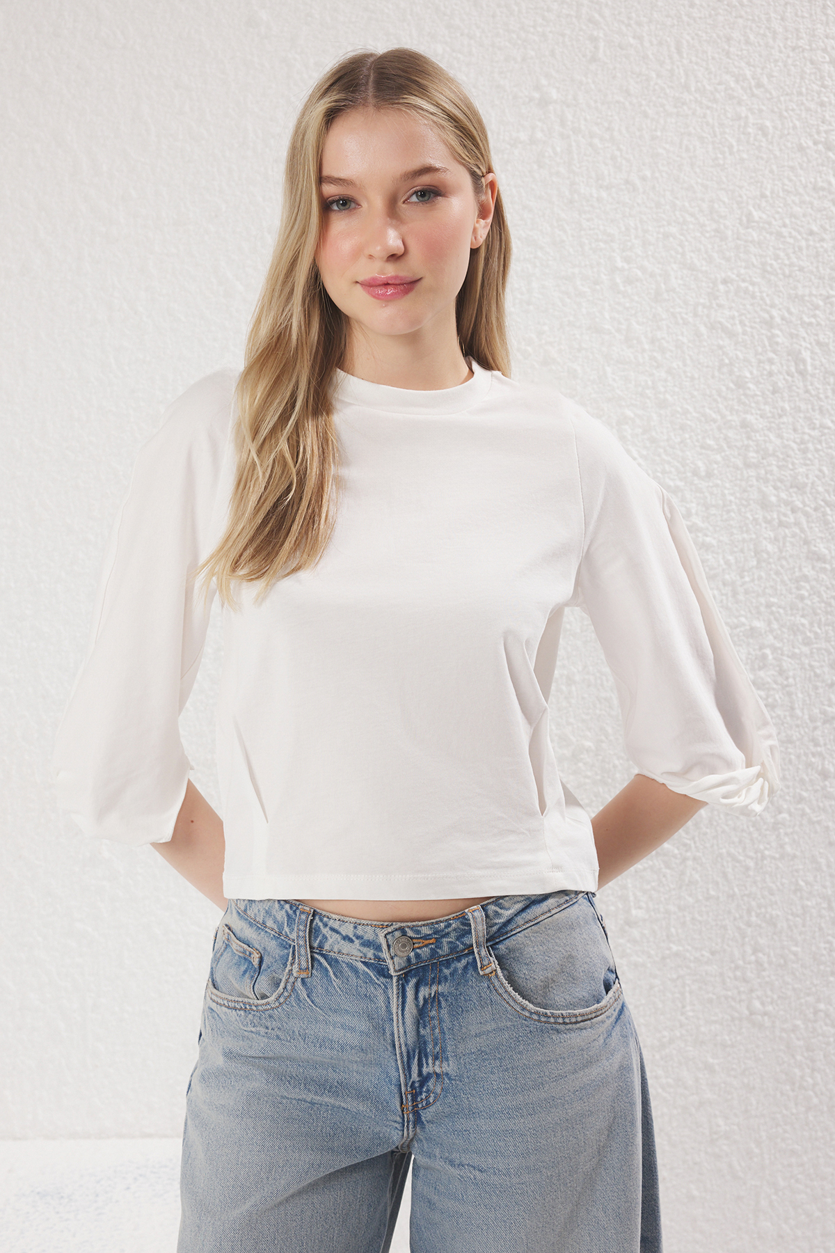 Trendyolmilla  Ekru %100 Kalın Pamuklu Regular/Normal Kalıp Kol Detaylı Örme T-Shirt TWOSS25TS00065