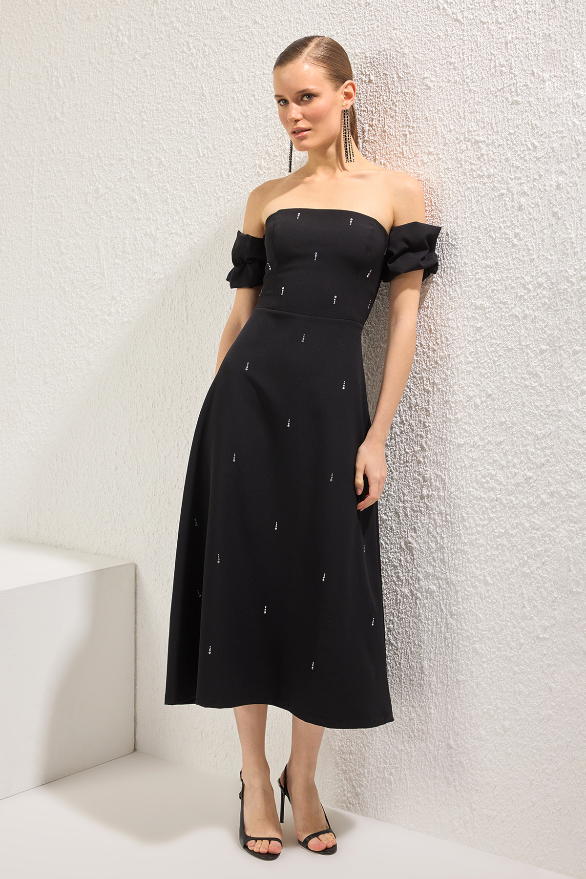 Trendyolmilla  Siyah Carmen Yaka Taş Baskı Detaylı Dokuma Midi Şık Abiye Gece Mezuiyet Elbisesi TPRSS25EL00243 - Görsel 2