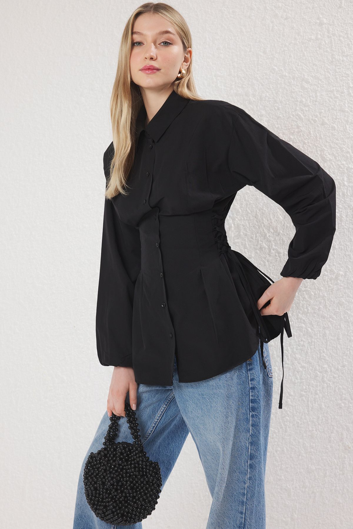 Trendyol Modest-Černá tkaná košile s detailem kravaty v pase TCTSS25TG00003 2