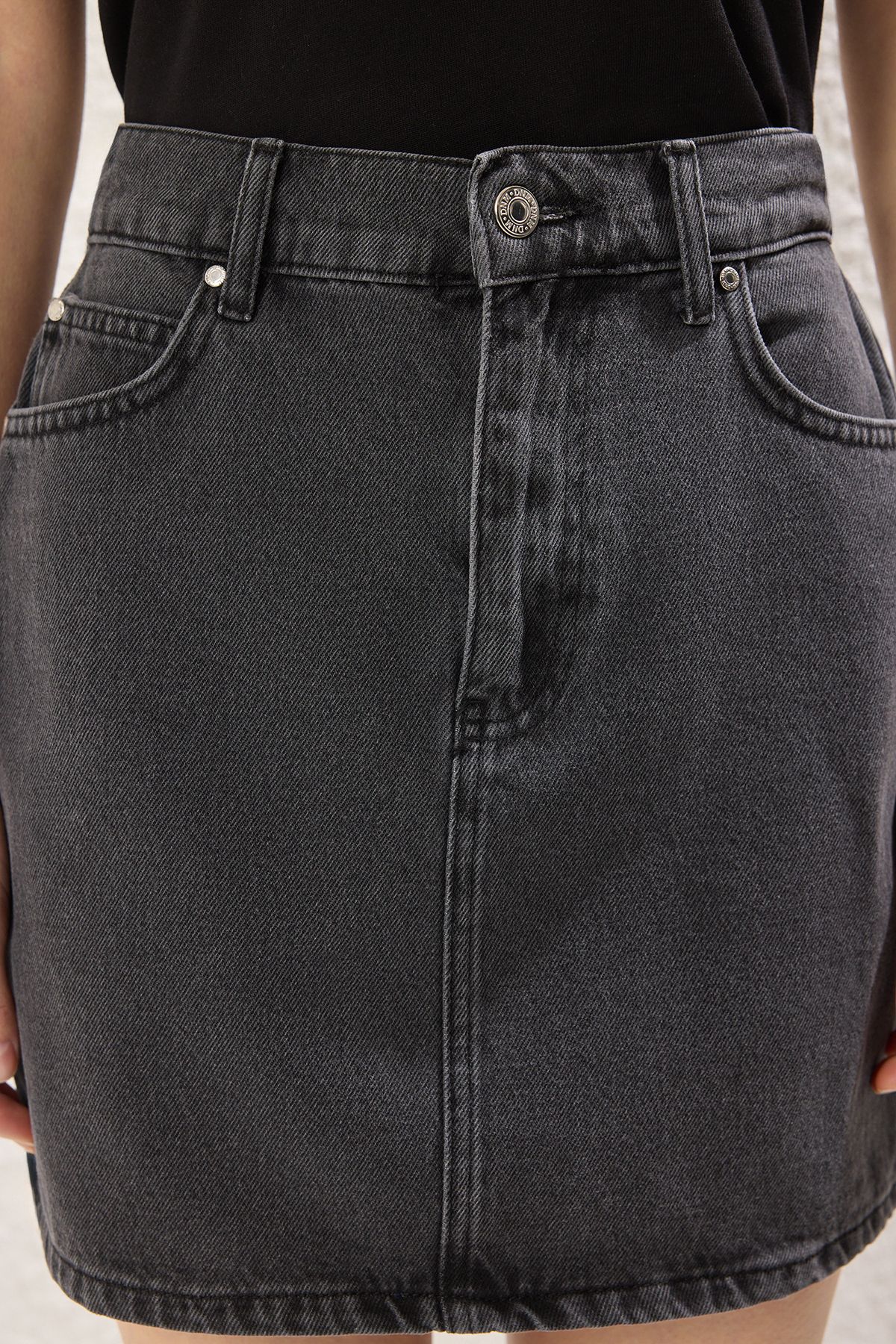Trendyol Collection-Fusta mini din denim neagră, mai stabilă, cu talie elastică TWOSS25ET00134 4