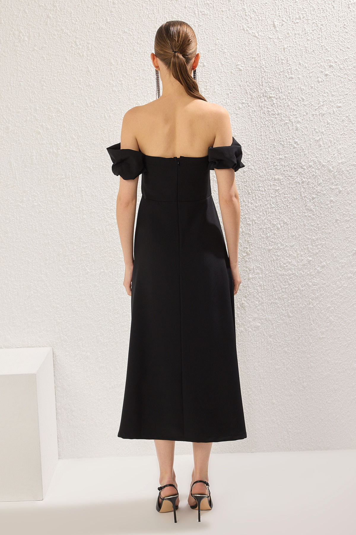 Trendyolmilla  Siyah Carmen Yaka Taş Baskı Detaylı Dokuma Midi Şık Abiye Gece Mezuiyet Elbisesi TPRSS25EL00243 - Görsel 4