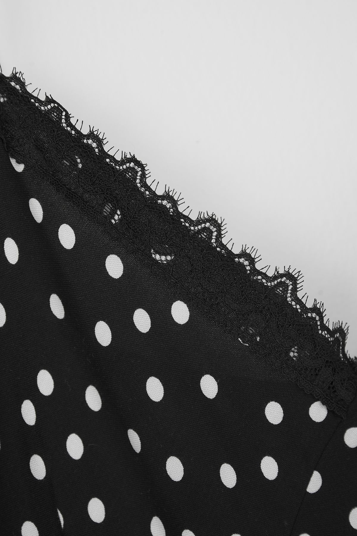 Trendyol Curve-Schwarzes, gepunktetes, gewebtes Spitzen-Nachthemd aus Viskose TBBSS25CH00011 3