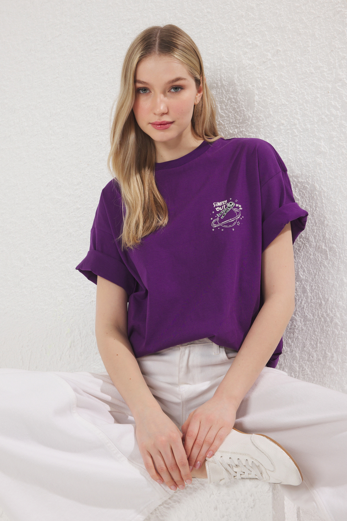 Trendyolmilla  Mor %100 Pamuk Oversize/Geniş Kalıp Galaksi Baskılı Örme T-Shirt TWOSS25TS00146 - Görsel 2