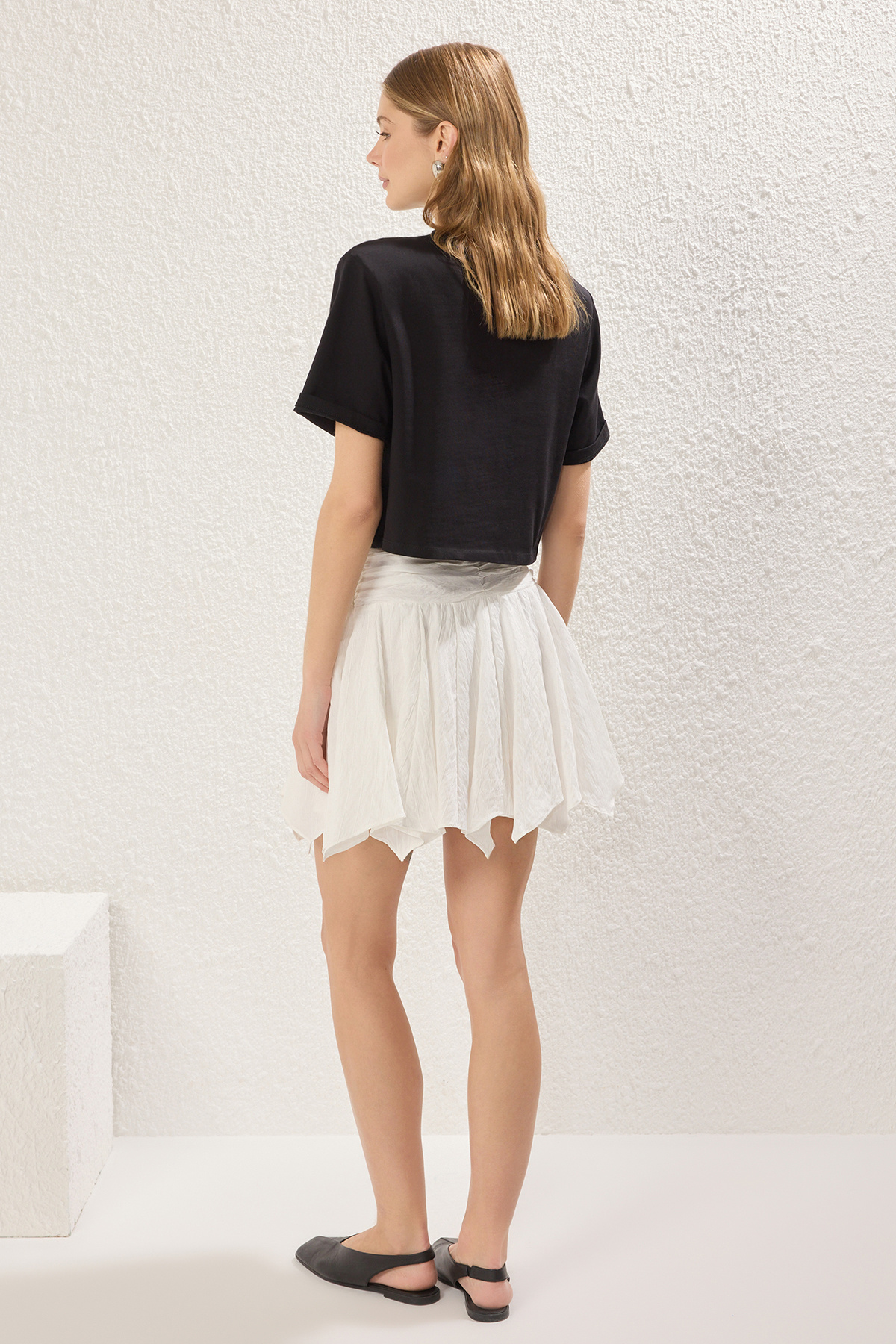 Trendyolmilla  Beyaz Etek Ucu Asimetrik Korse Bağlama Detaylı Mini Boy Etek TWOSS25ET00154 - Görsel 4