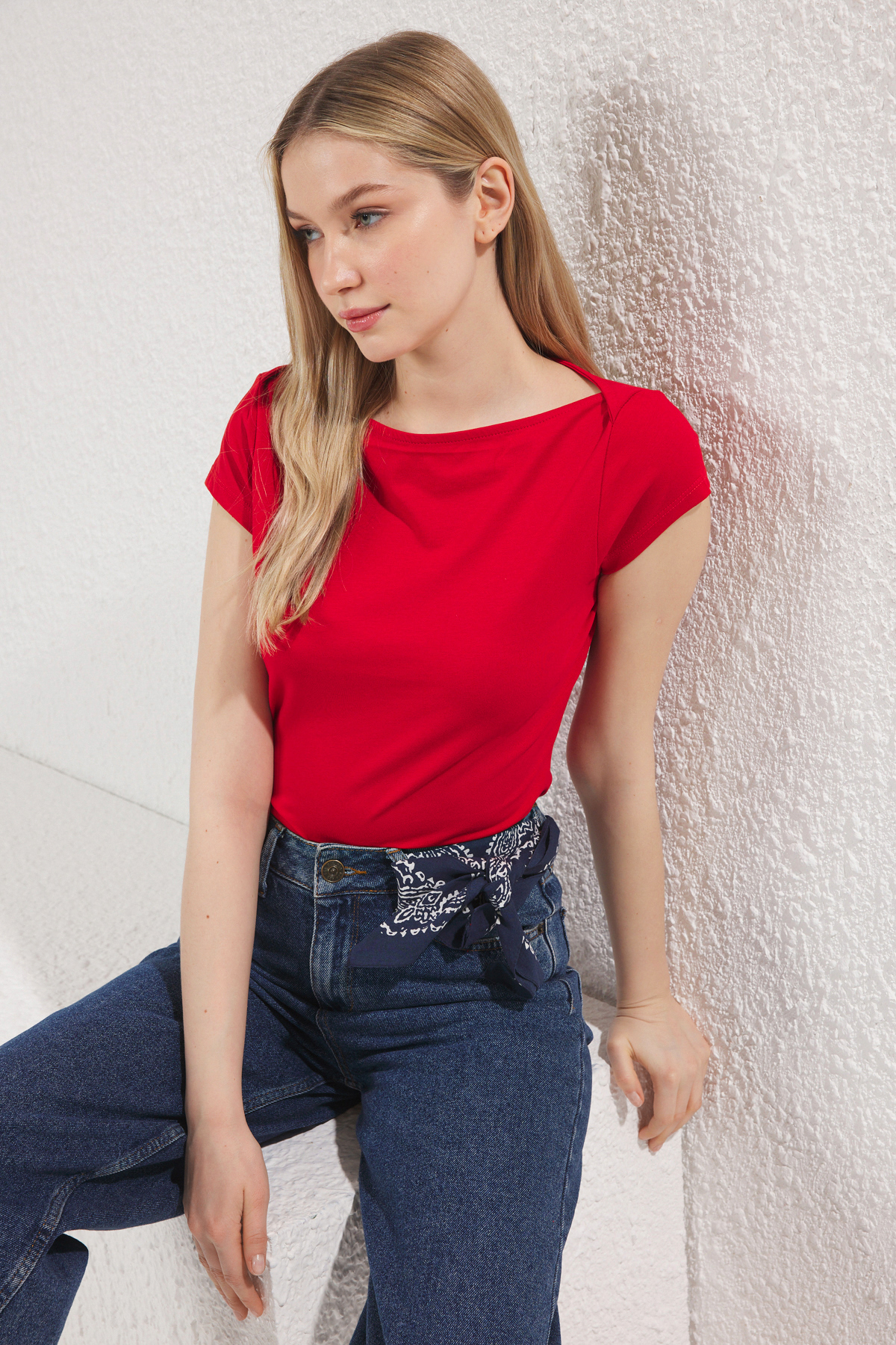 Trendyolmilla  Kırmızı Kayık Yaka Fitted/Vücuda Oturan Pamuklu Esnek Örme Bluz TWOSS25BZ00285 - Görsel 2